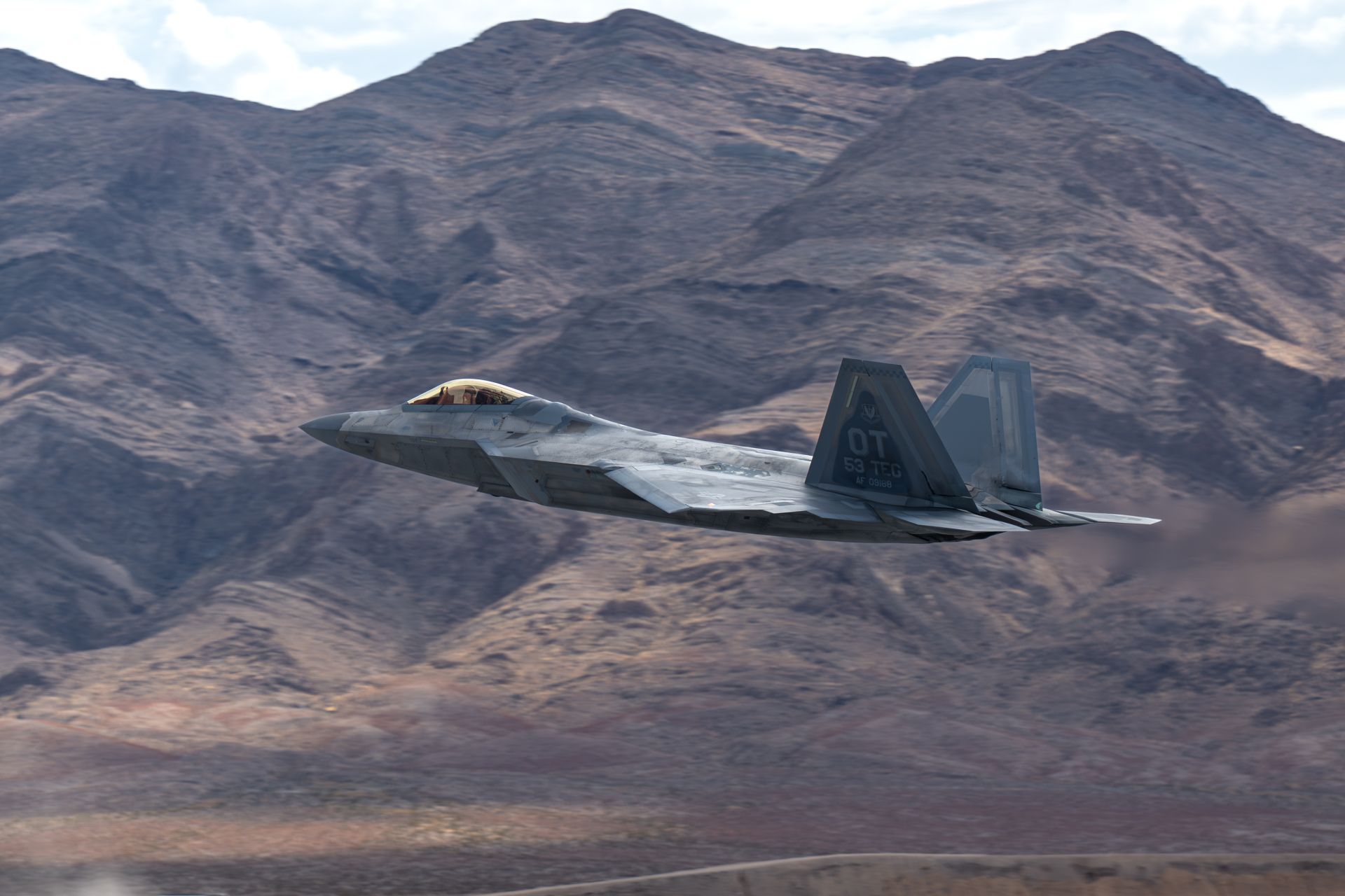 美軍F-22飛官首度操控MQ-20，充分驗證有人／無人協戰潛力。（取自DVIDS網站）