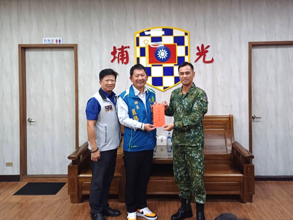 九如鄉鄉長藍聰信（中）代表致贈機步333旅慰問金。（屏東縣軍人服務站提供）