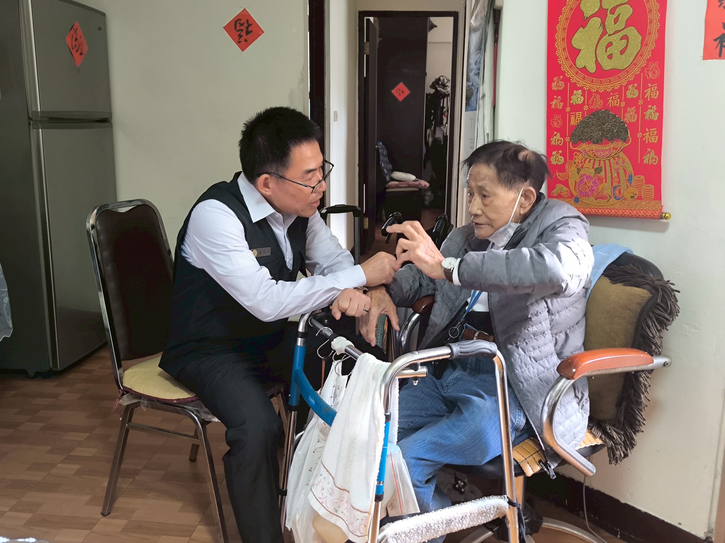 臺北市榮民服務處處長黃信仁率員分赴信義區與文山區4位高齡92至101歲的榮民長輩，深入了解安心御老試行現況。（臺北市榮民服務處提供）