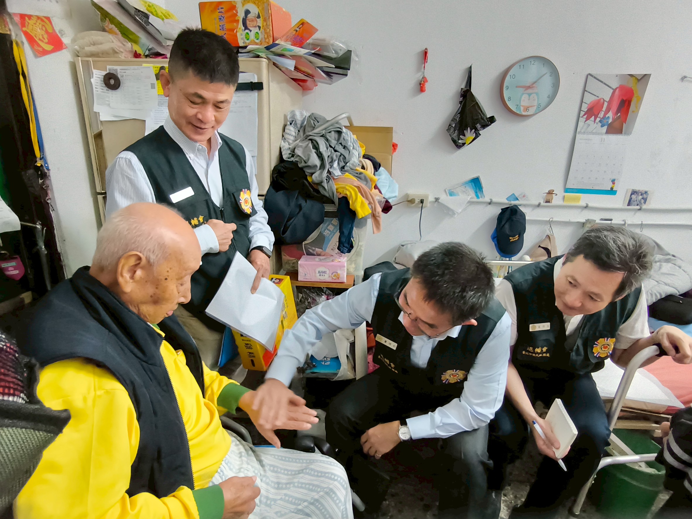 臺北市榮民服務處處長黃信仁率員分赴信義區與文山區4位高齡92至101歲的榮民長輩，深入了解安心御老試行現況。（臺北市榮民服務處提供）