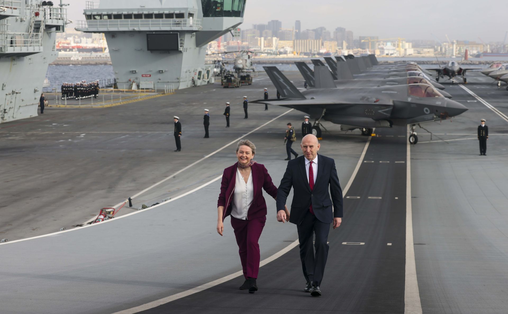  古柏（左）與希利登上「威爾斯親王號」航艦視察，並舉行英義「2加2」會談。（取自英國國防部網站）