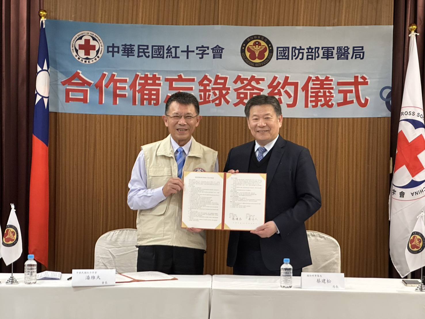  軍醫局與紅十字會簽署合作備忘錄，共同推動模擬演練與實境操作訓練，強化災害處置反應能力。（軍醫局提供）