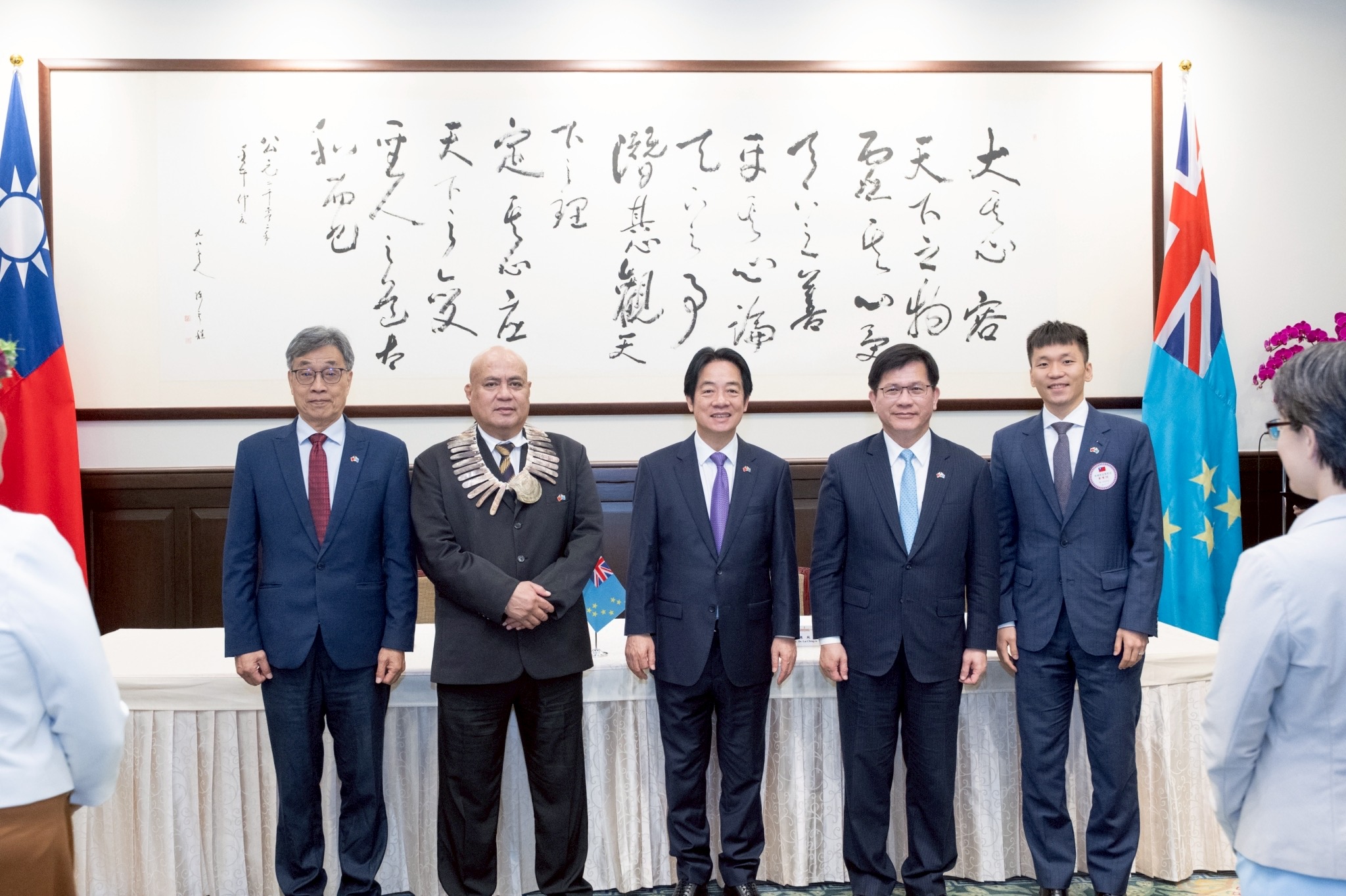 總統賴清德昨日在總統府前廣場，以隆重軍禮歡迎第3度來訪的吐瓦魯國總理戴斐立伉儷，並進行雙邊會晤，見證簽署「臺吐團結共榮條約」等合作協定，盼深化兩國情誼，為彼此拓展更多元的交流與合作量能，繼續為世界做出更多貢獻。（總統府提供）