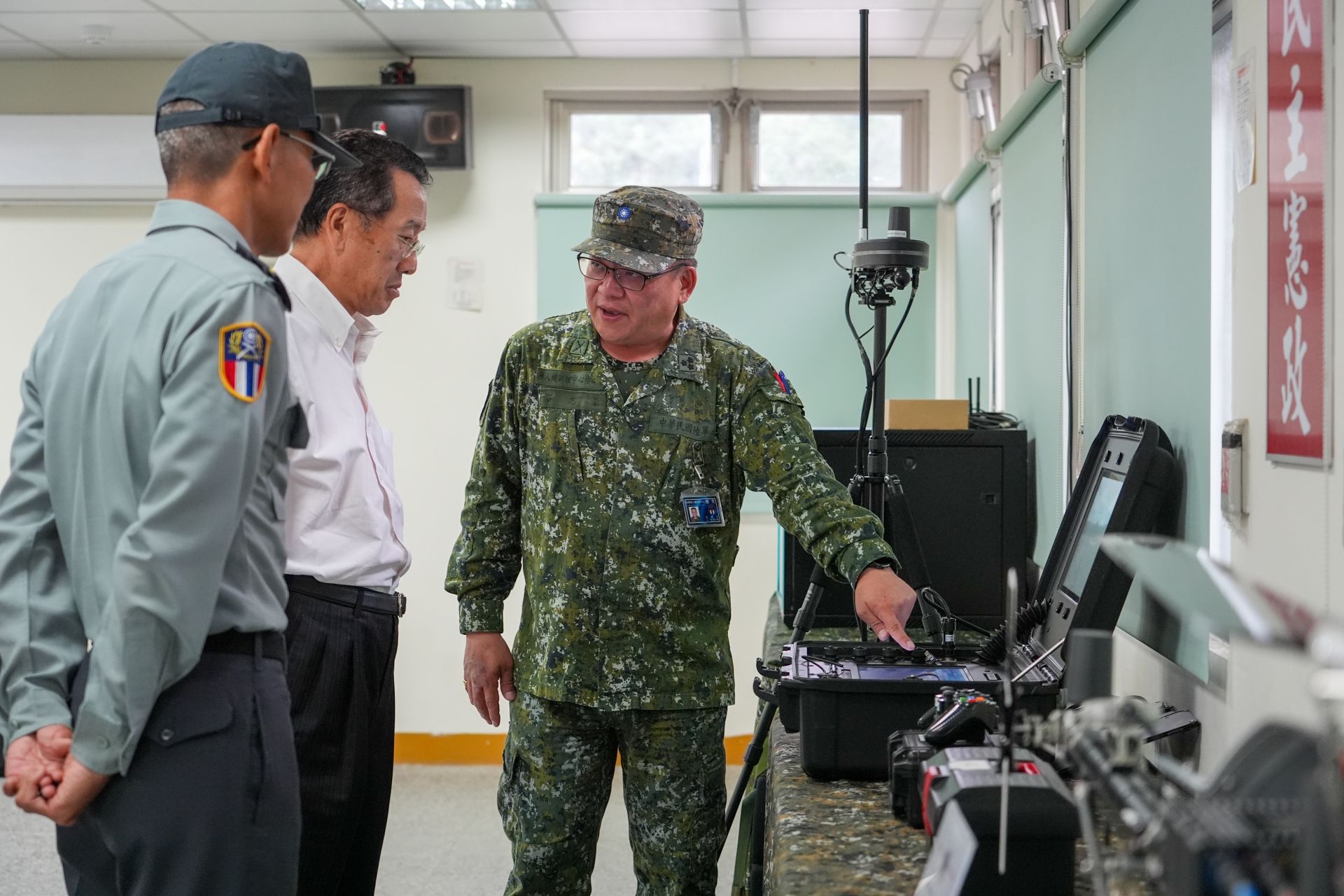 國防部長顧立雄除聽取任務簡報，並走訪「室內飛行訓練場」、「沉浸式教室」，了解授課裝備性能諸元。（記者謝承宏攝）