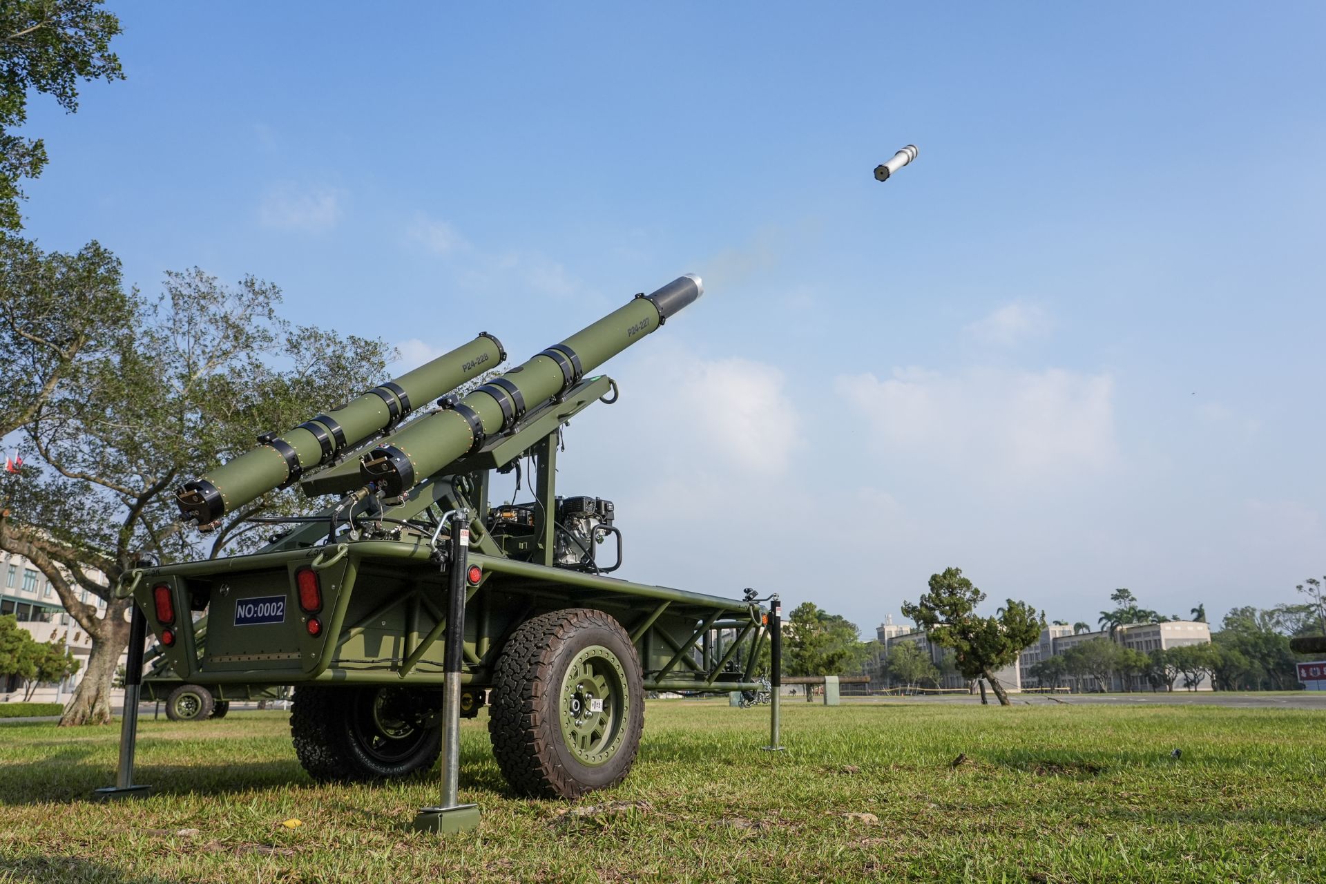 國防部長顧立雄觀看ALTIUS-600M攻擊型無人機發射程序演練。（記者謝承宏攝）