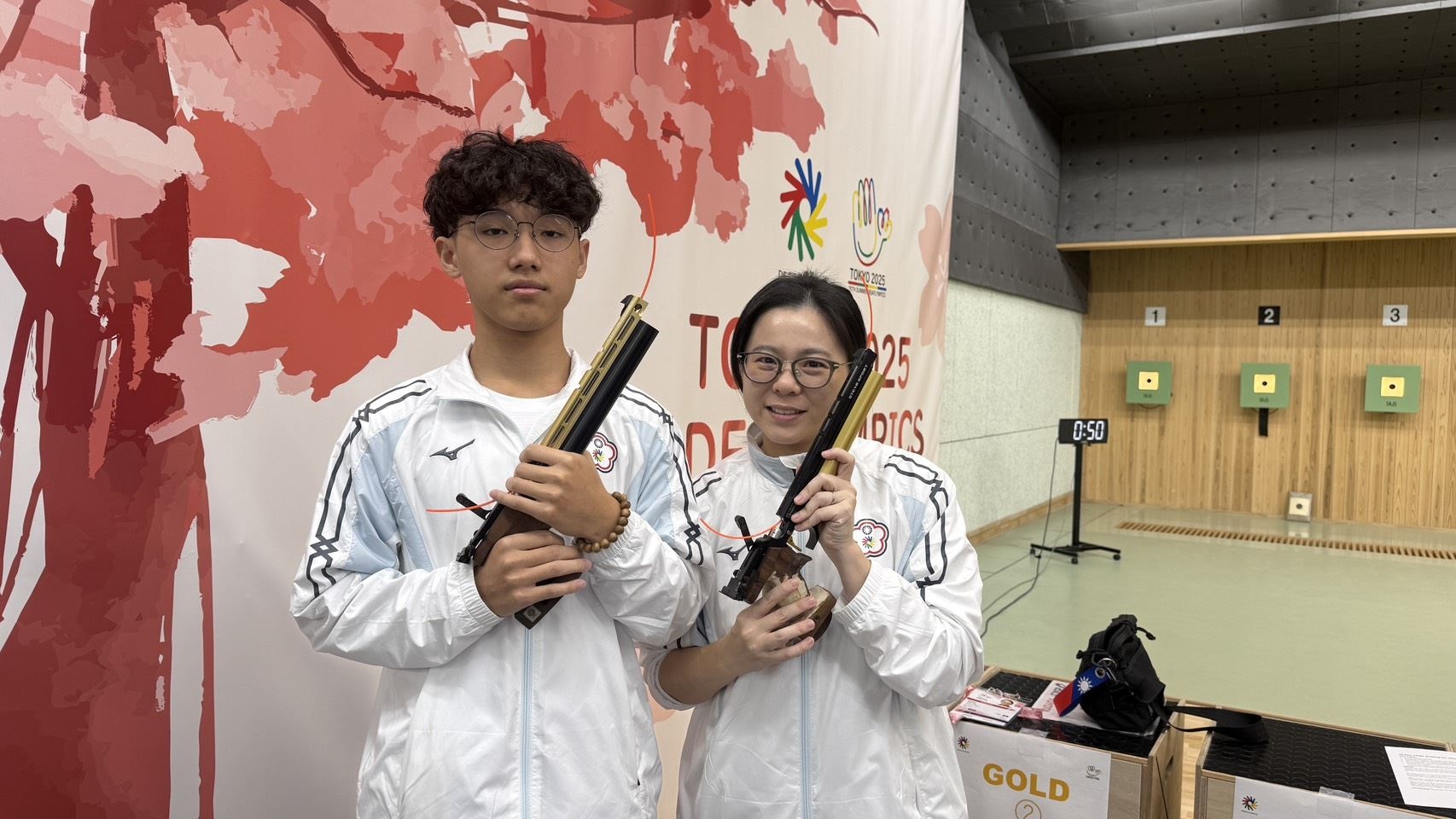許明睿（左）與高雅茹搭檔射下10公尺空氣手槍混合團體銀牌。（運動部提供）