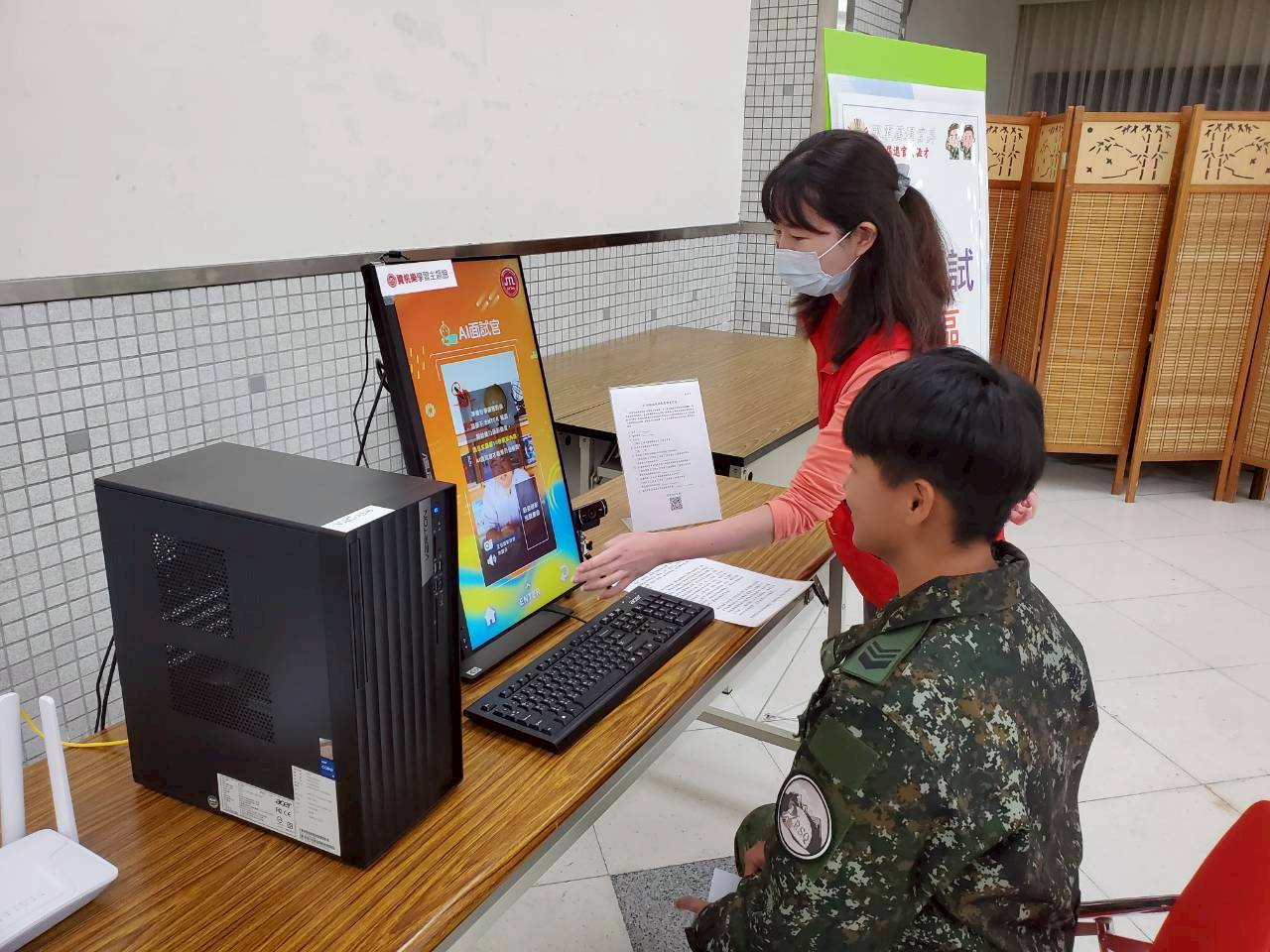 屆退官兵使用AI模擬面試設備，幫助官兵練習應對面試題目、提升求職能力。（新北市榮服處提供）
