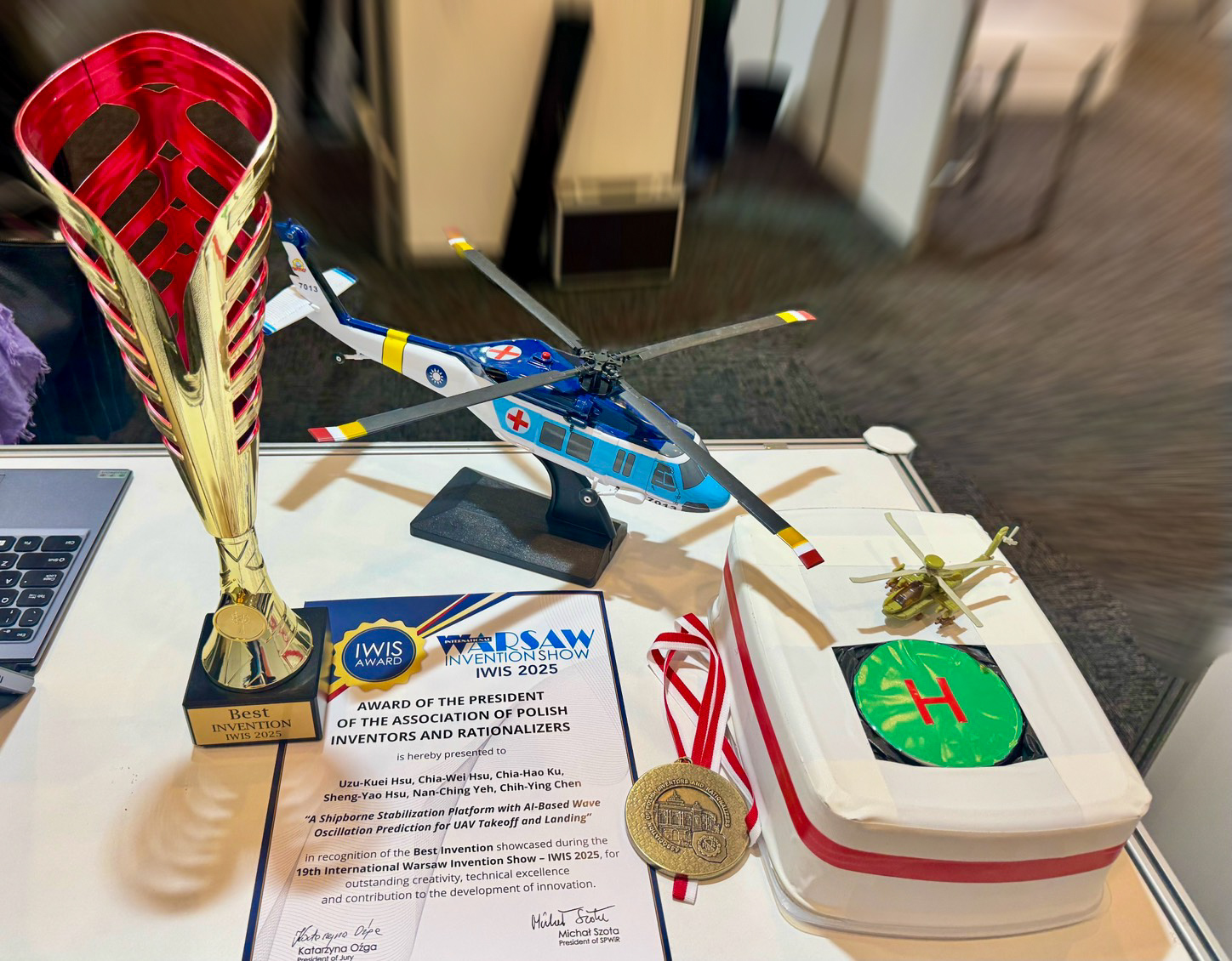 徐子圭團隊研發的「艦載AI抗浪防震無人機起降坪」，成功解決中小型船舶因風浪造成無人機起降危險的問題。（屏科大提供）