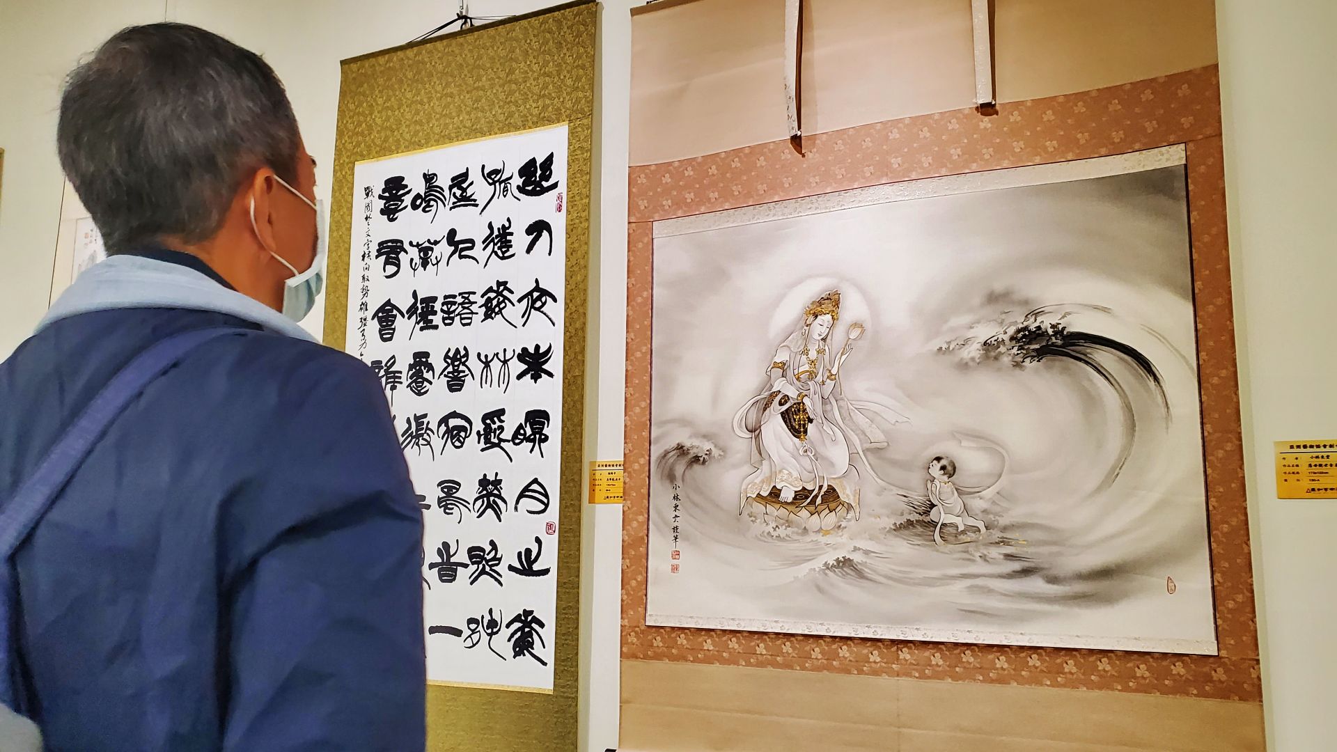 日本書畫家小林東雲《悲母觀世音菩薩》，以描金處理佛像，最大特點就是採用「燕帶」的唐代裱褙形式。（記者黃朝琴攝）