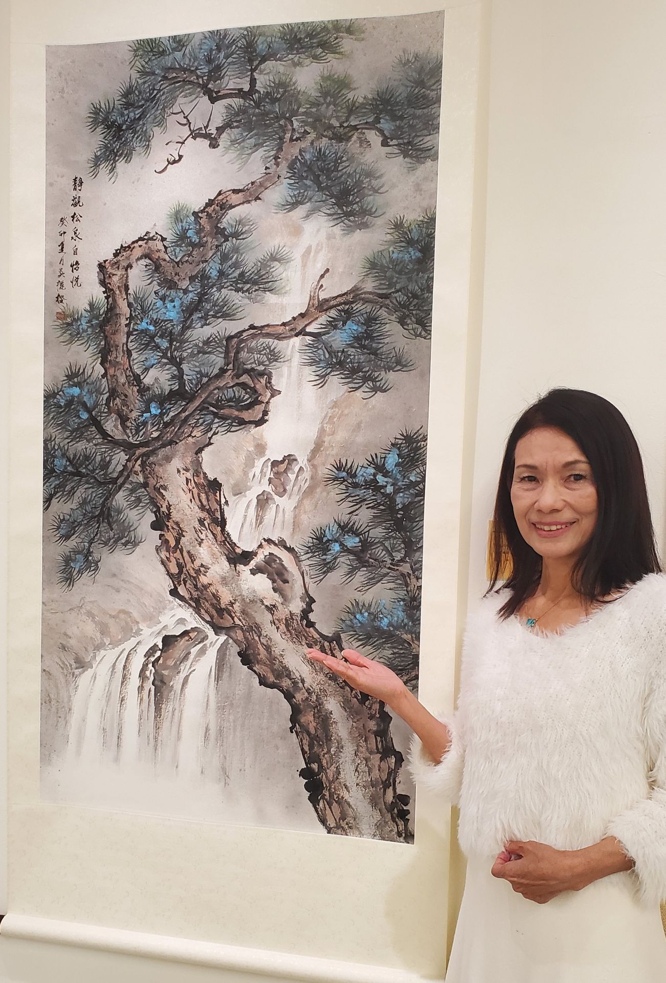 亞洲藝術協會理事長吳欐櫻《靜觀松泉自怡悅》，以蒼松為主題用瀑水陪襯出靜、動之間的呼應，顯示出畫外之音的情緒與表徵。（記者黃朝琴攝）