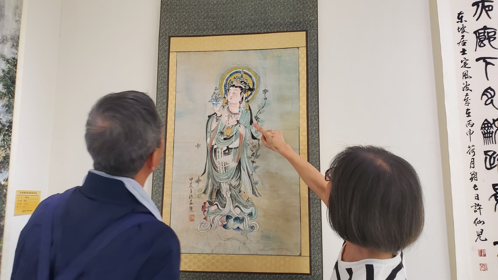 越南華人陳嘉慧臨摹《敦煌觀音菩薩》畫像，古樸中帶著光陰渙漫的水漬。（記者黃朝琴攝）