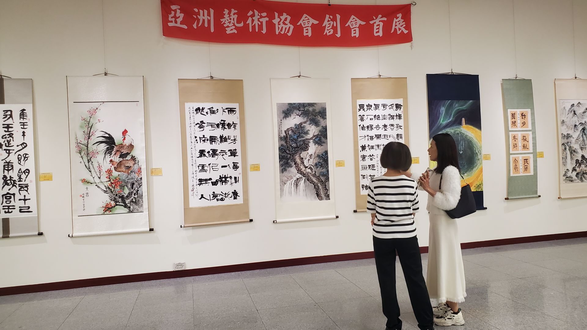 「亞洲藝術協會創會首展」今日登場，展出山水、花鳥、人物、佛畫、翎毛走獸、書法等書畫作品。（記者黃朝琴攝）