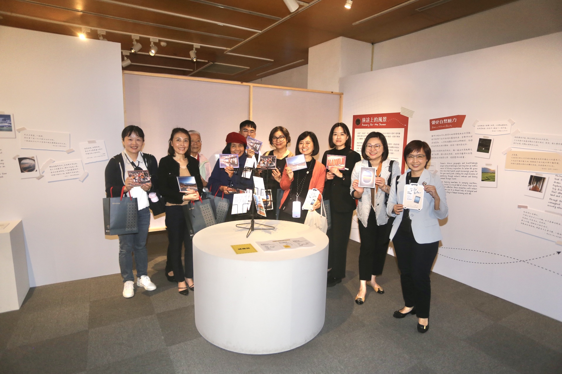 展場內以旅行明信片播放歌曲，帶出豐富的旅行意象。（臺文館提供）