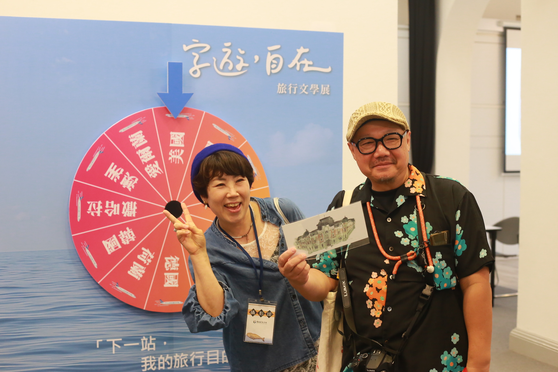 專程從日本前來參加開幕的插畫家山崎達也（右）與在臺影像創作者吉田萬家（左）。（臺文館提供）