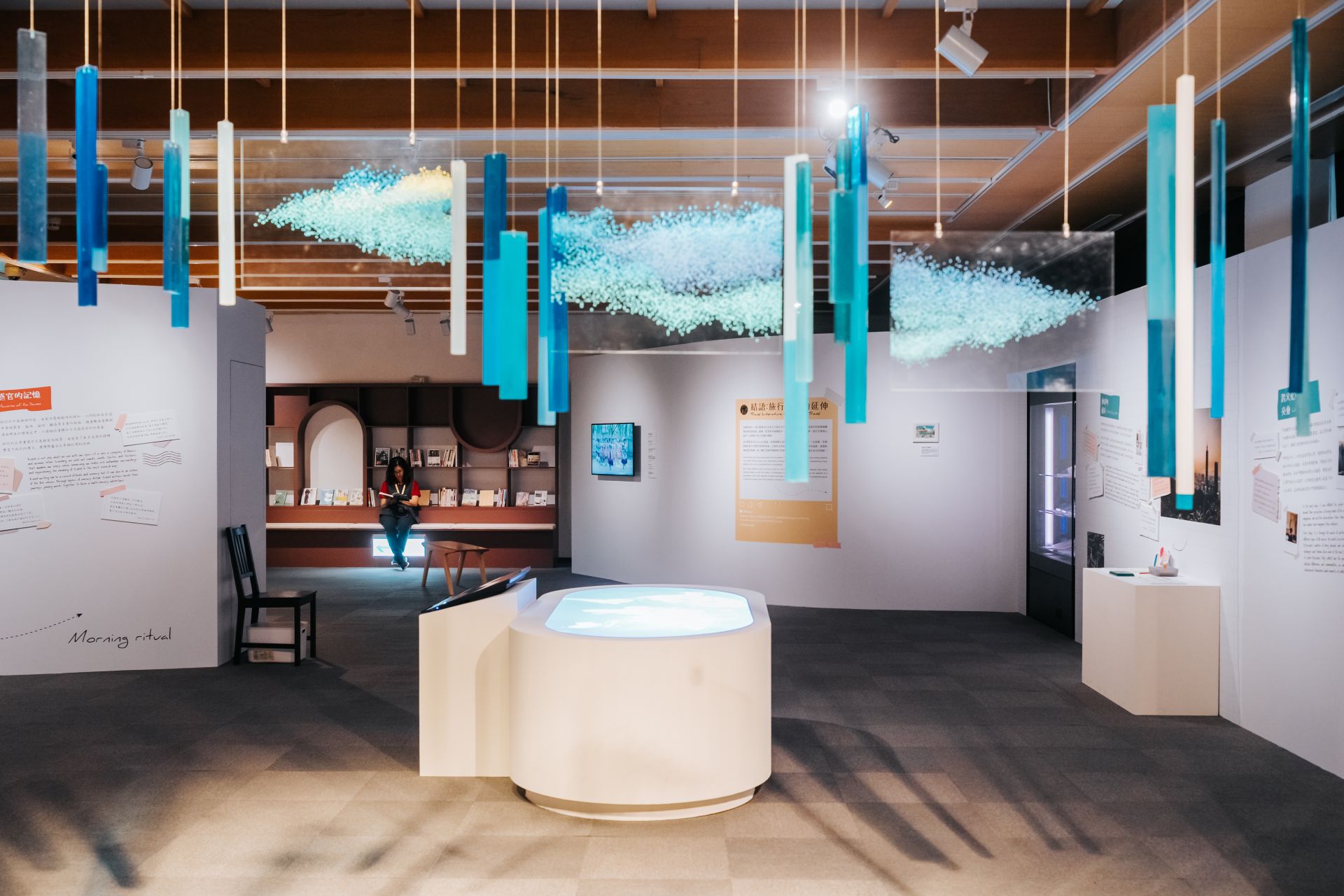 藝術家王怡婷的創作「海律－字遊．字在」，將空間想像成依據韻律有機體，層層堆疊透明藍調長方體，編織百種時態的海洋色調與聲音記憶。（臺文館提供）