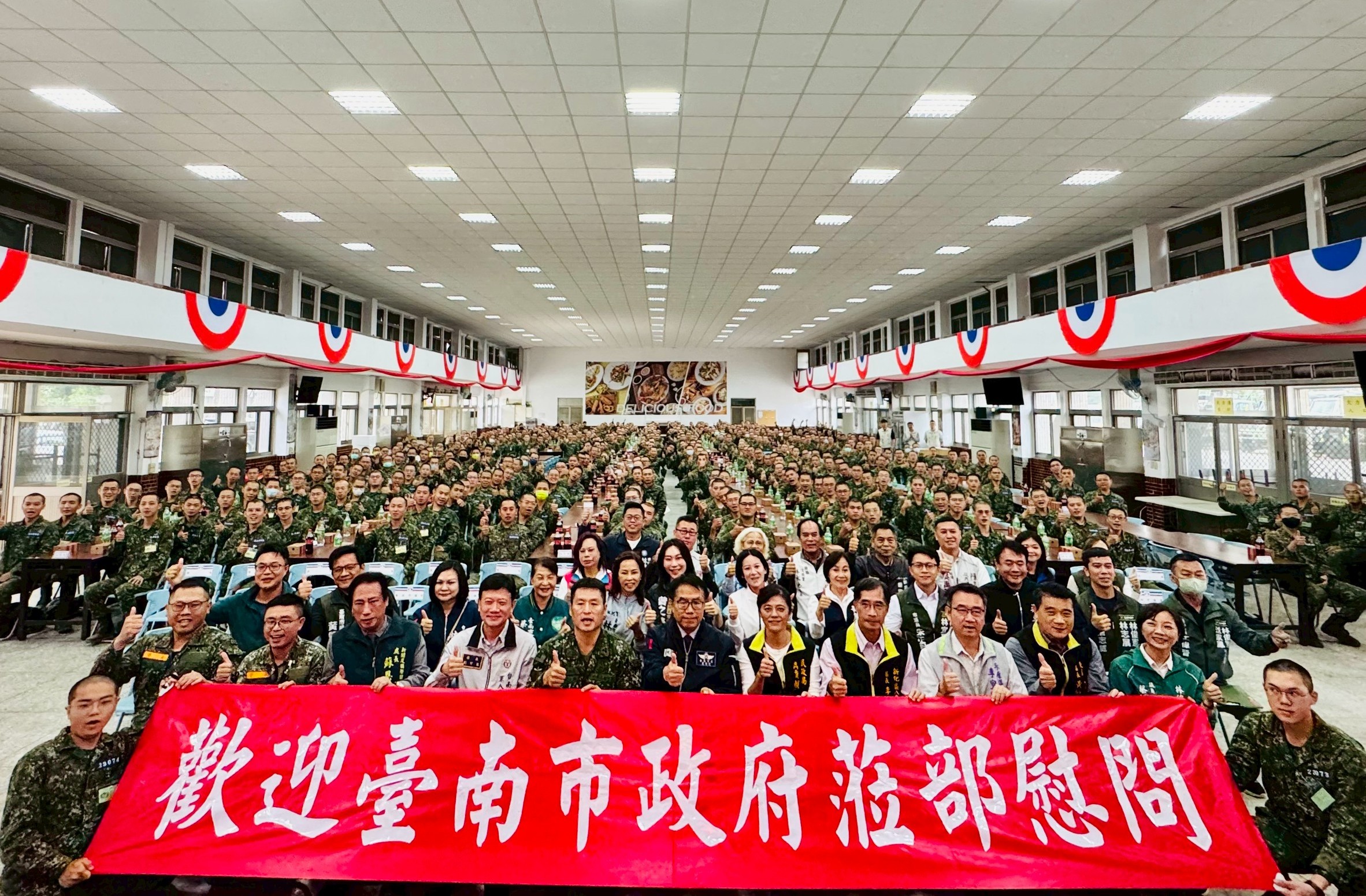 臺南市長黃偉哲今日在軍人服務站站長劉可雲陪同下，前往陸軍步兵第137旅，慰問正在接受新訓的臺南市籍役男。（臺南市軍人服務站提供）