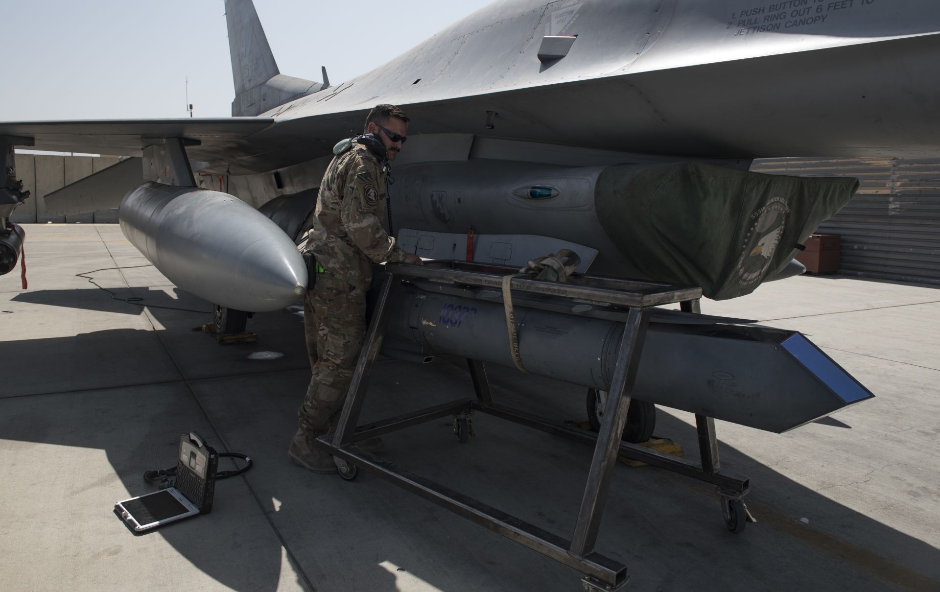 「狙擊手NTP」可望大幅提升第4代戰機的網路化作戰能力。圖為美軍F-16戰機掛載「狙擊手ATP」莢艙。（取自DVIDS網站）