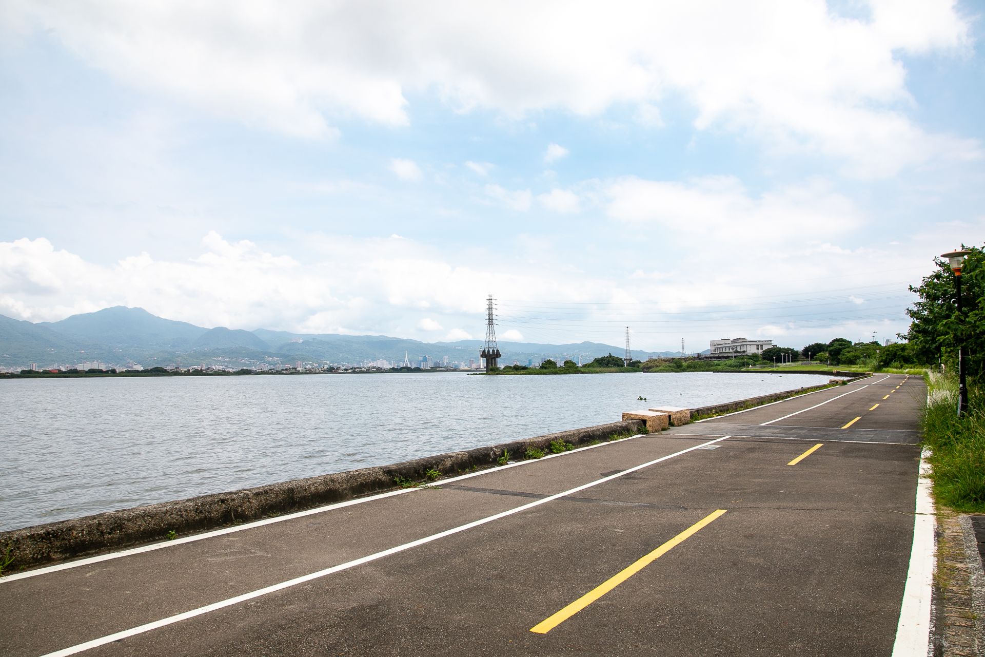  沿著淡水河岸的腳踏車步道，是民眾晨跑、騎行及散步的熱門休憩路線。（記者范瑜攝）