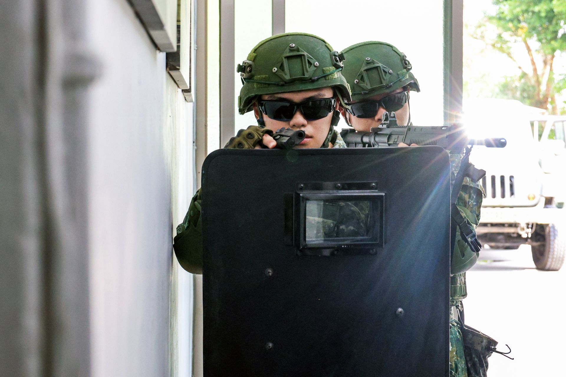 新一代戰鬥頭盔較過去更人性化，有效提升防護力。（本報資料照片）