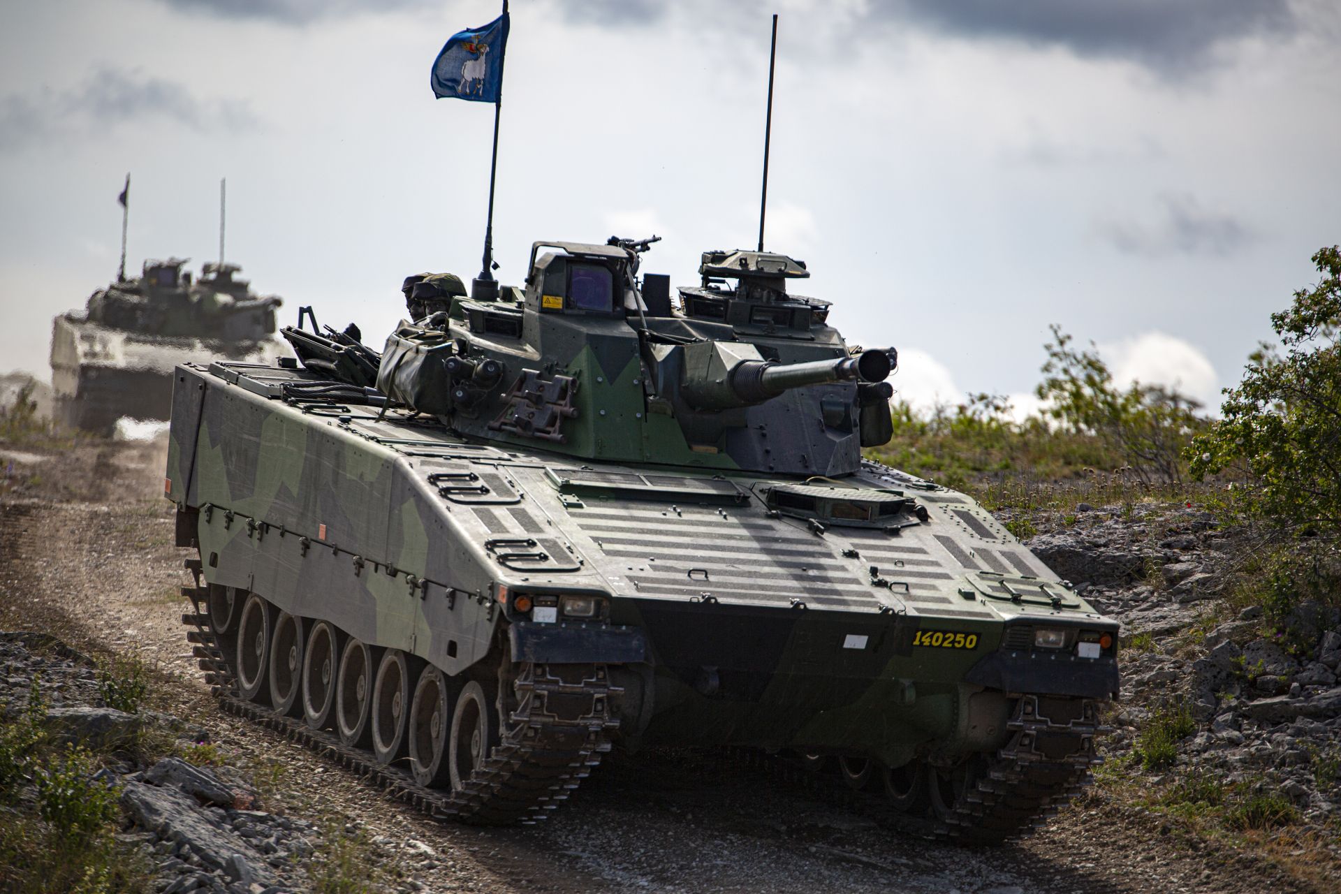 除了瑞典以外，國際上已經有8個歐洲國家採用CV90的衍生型，而每個國家所採購的版本都有點不同，並可以分為MkI至MkIV型，乃至正在研發的MkV型。圖為參與波羅的海演習的瑞典CV90戰車。（取自DVIDS）