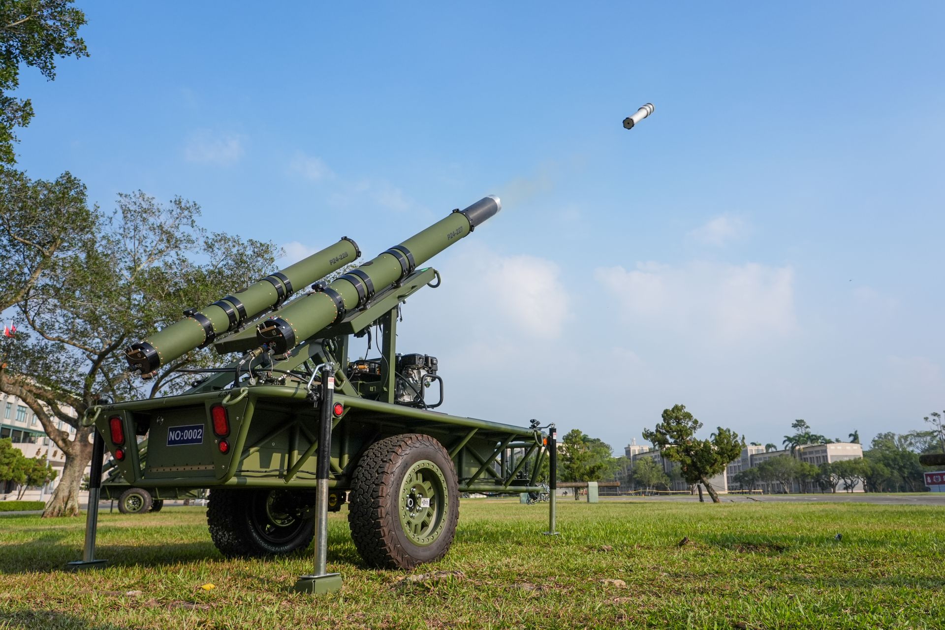 國防部長顧立雄日前視導陸軍無人機訓練中心，了解授課裝備性能諸元，以及受訓班隊課程設計與訓練模式；期間，官兵演練射擊ALTIUS-600M攻擊型無人機訓練金屬彈，展現接裝成果。（記者謝承宏攝）