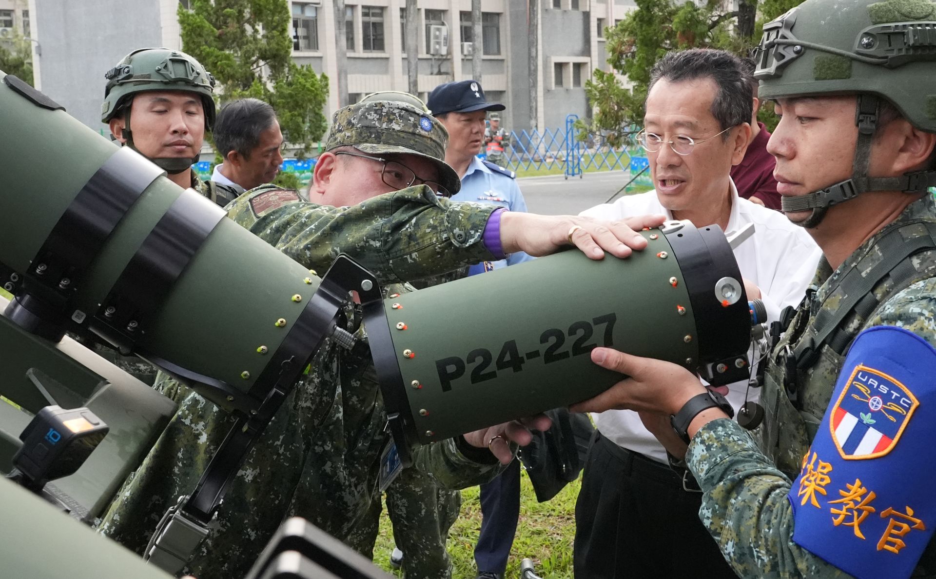  顧部長18日視導ALTIUS-600M攻擊型無人機發射程序演練。（記者謝承宏攝）