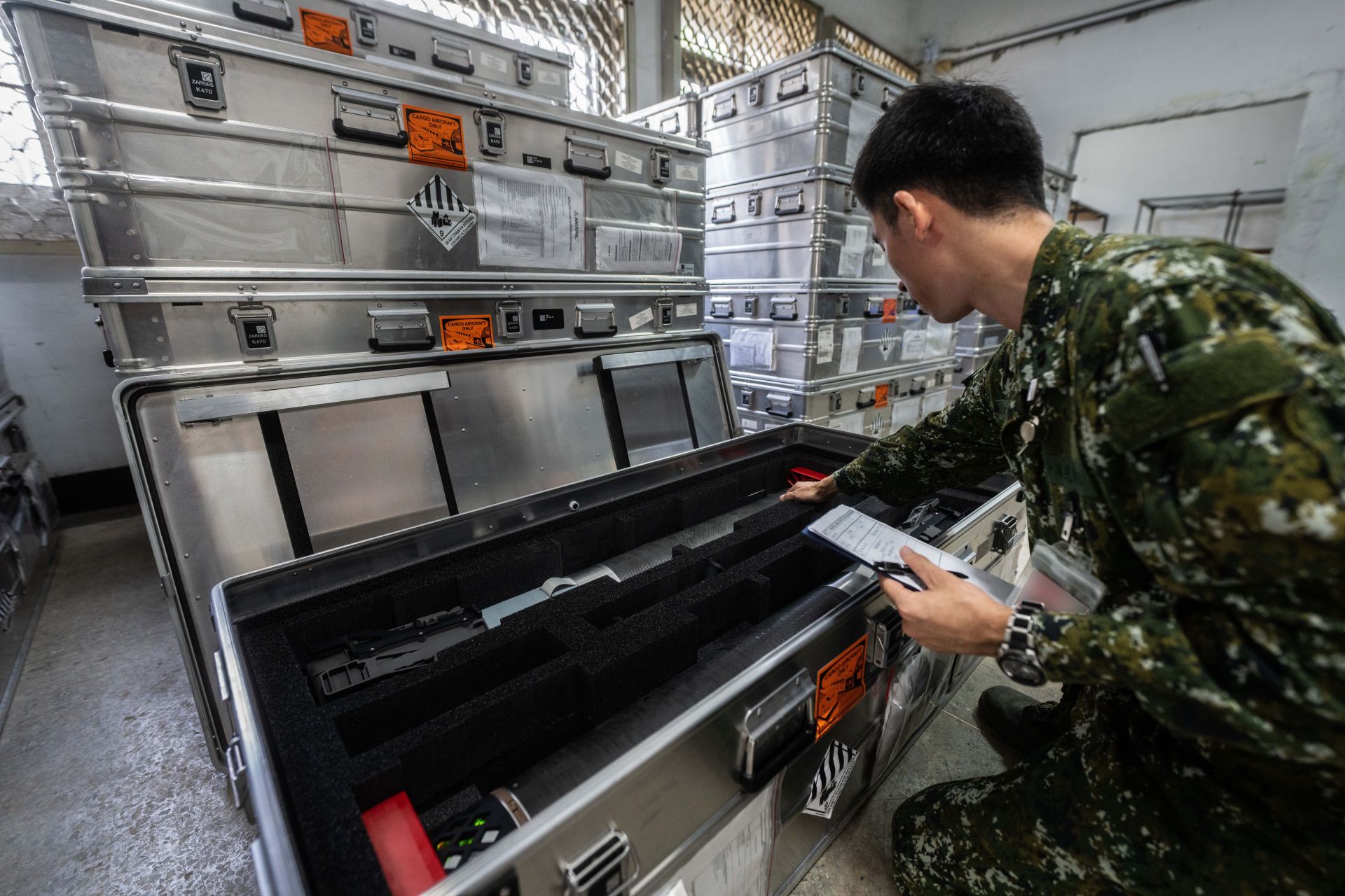 幹部清點庫儲ALTIUS-600M攻擊型無人機。（國防部提供）