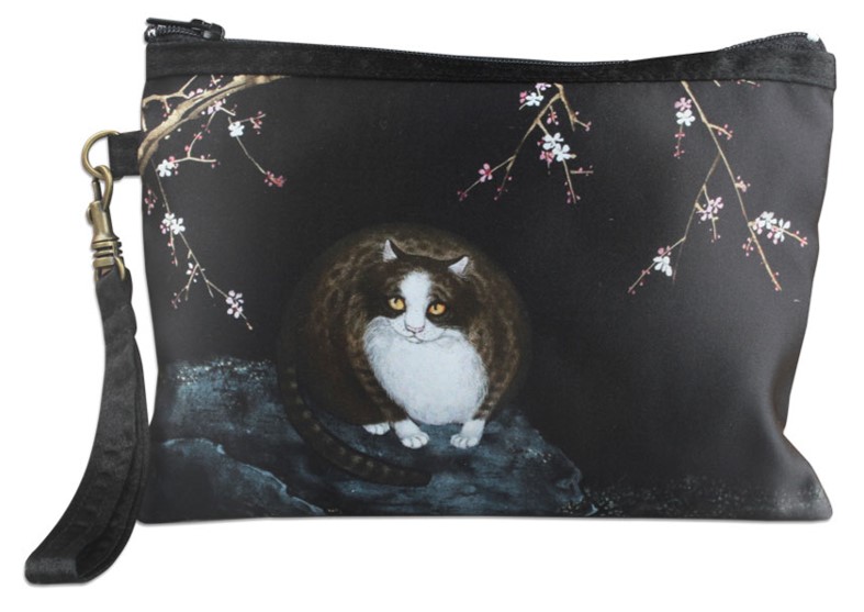 「故宮之夜－嗨翻故宮100+」星光派對當日憑電子票券QRcode入場，可兌換限量「紅梅貍奴手拿包」。（國立故宮博物院提供）