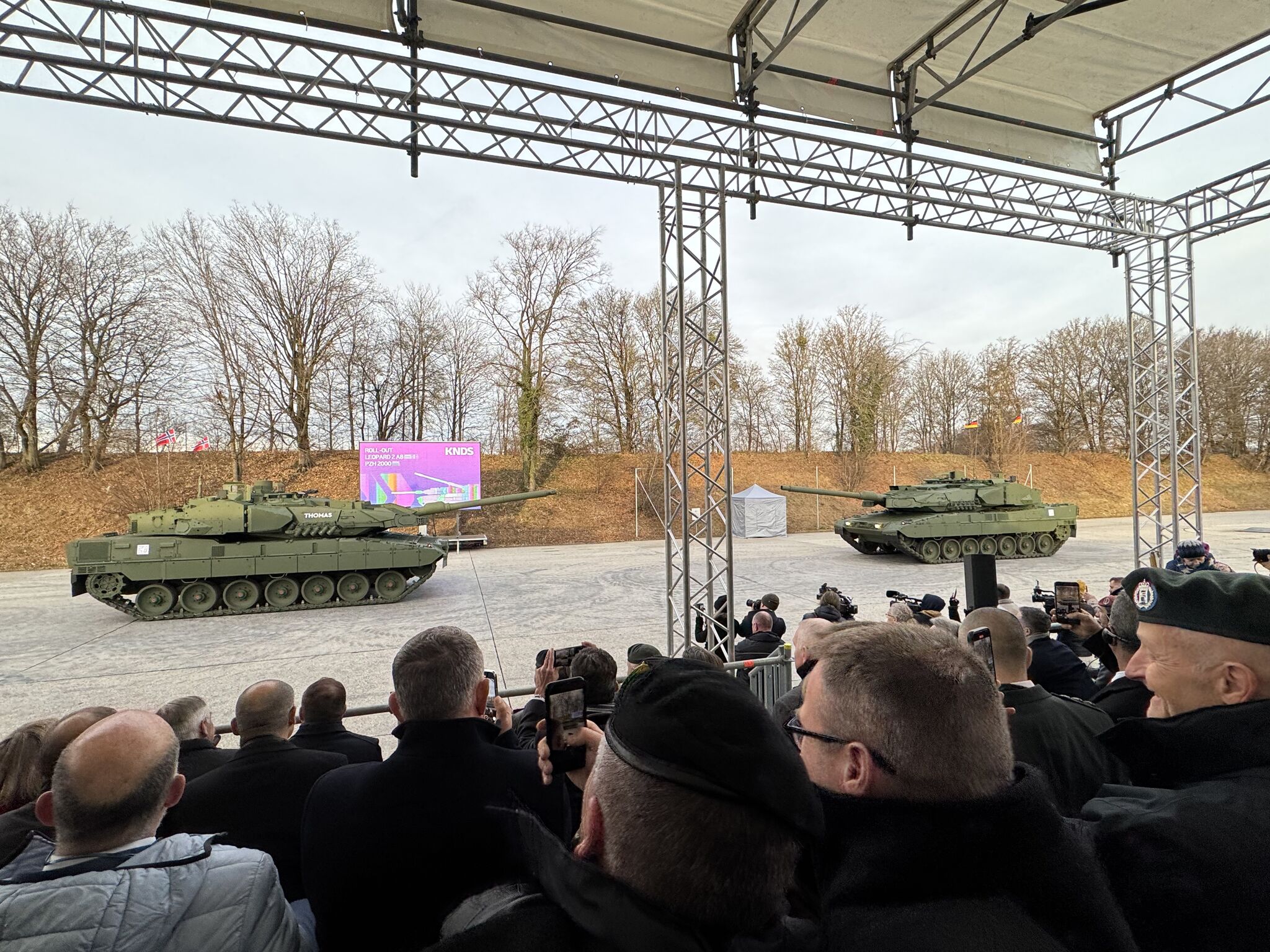 KNDS在其位於巴伐利亞的廠區，展示德國（右）與挪威（左）的首輛「豹2A8」。（取自歐洲戰利品公司領英）