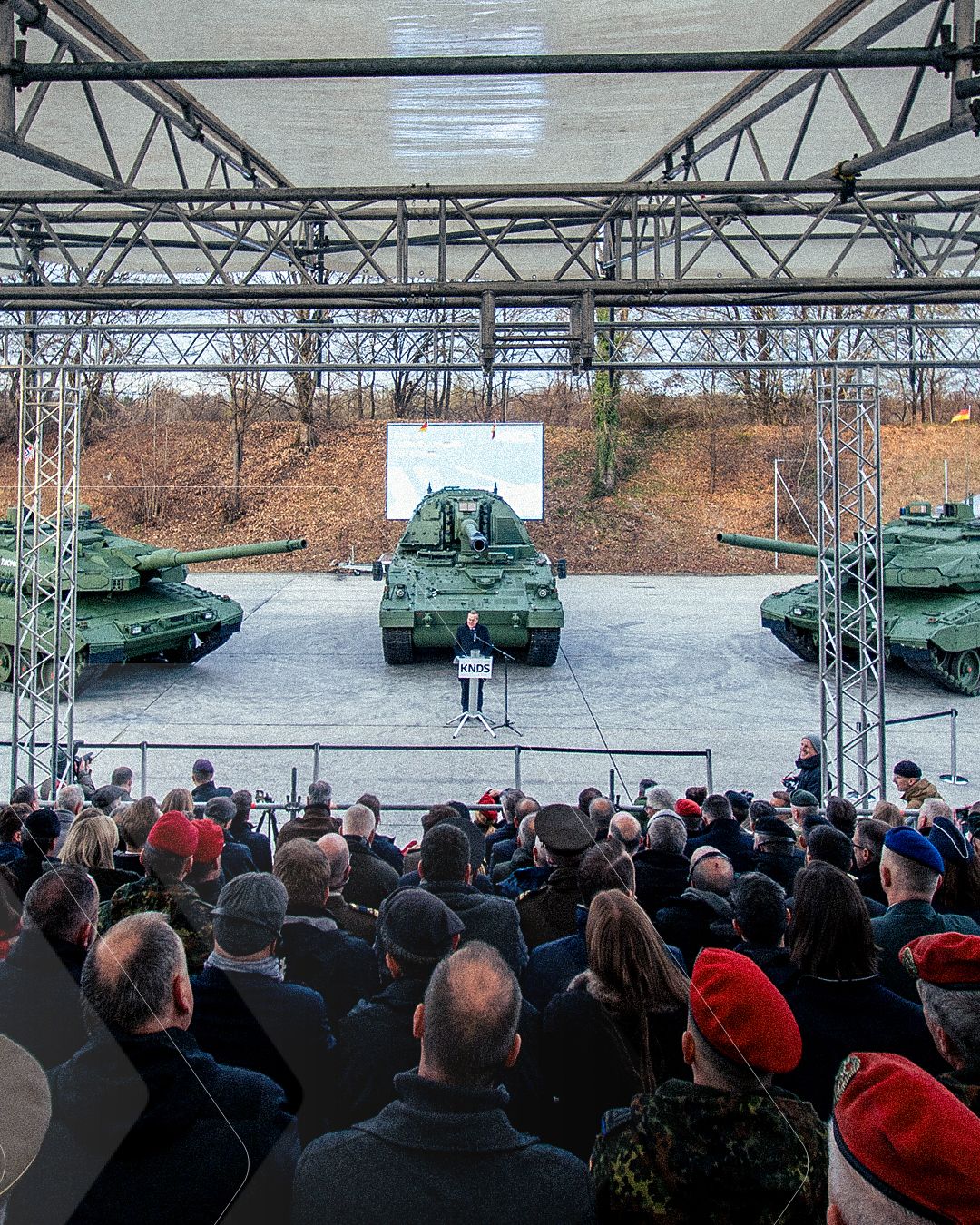 KNDS在其位於巴伐利亞的廠區，展示德國（右）與挪威（左）的首輛「豹2A8」。（取自KNDS德國分公司領英）