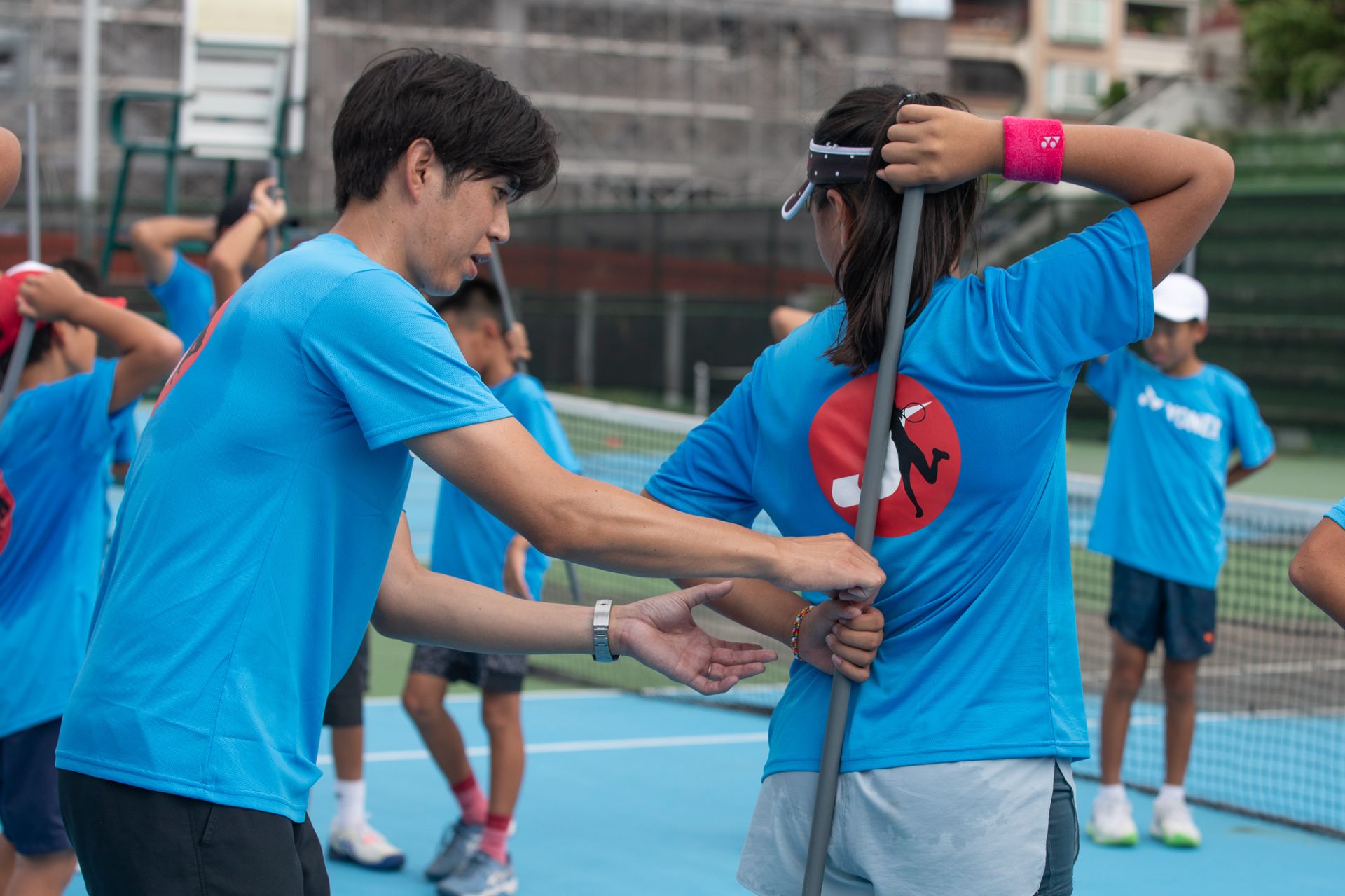 體能教練勝俣辰伴去年指導體能伸展動作。（海碩整合行銷提供）