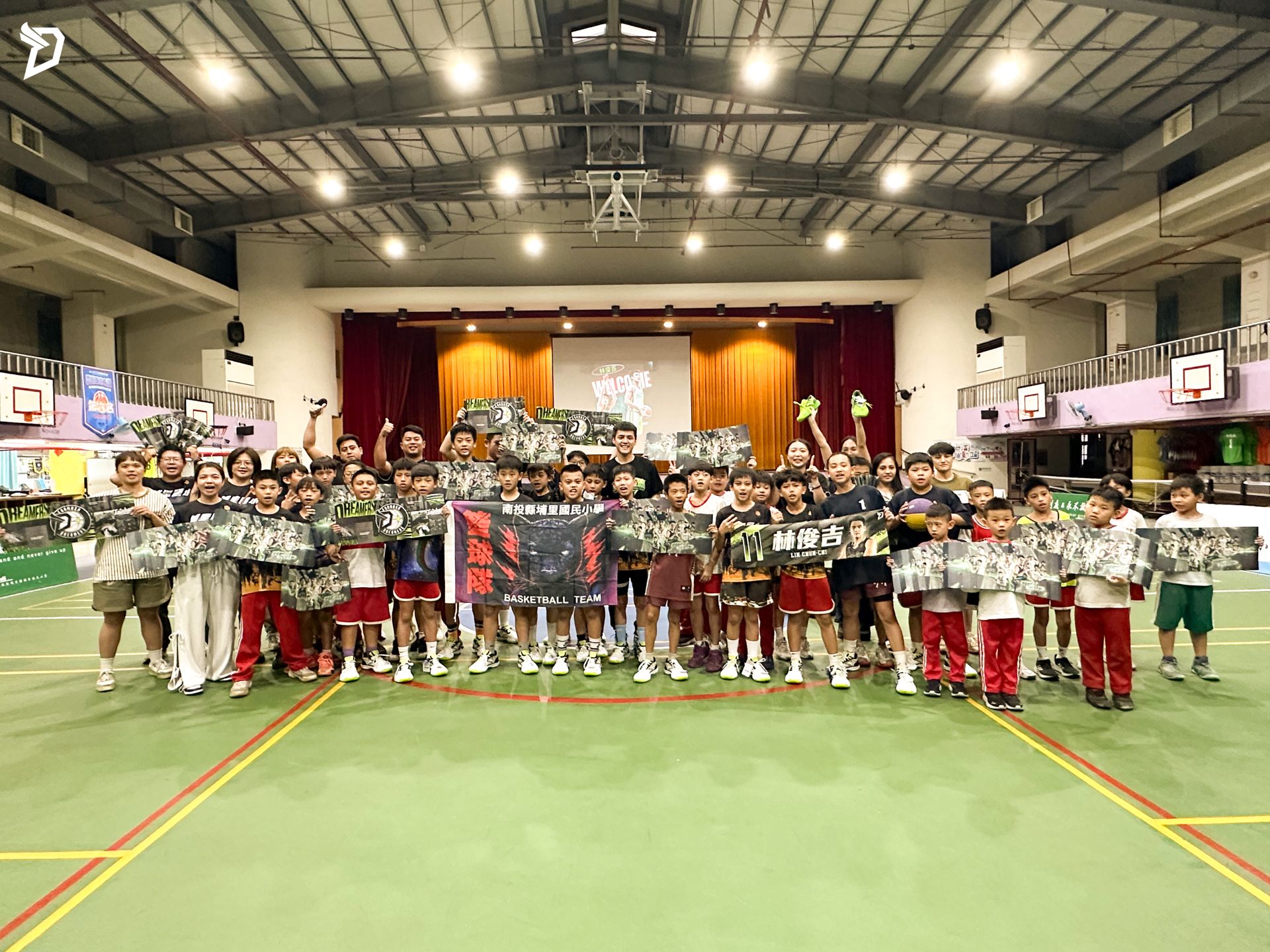 「DREAM BIG夢想公益計畫」首站前往埔里國小。（夢想家球團提供）