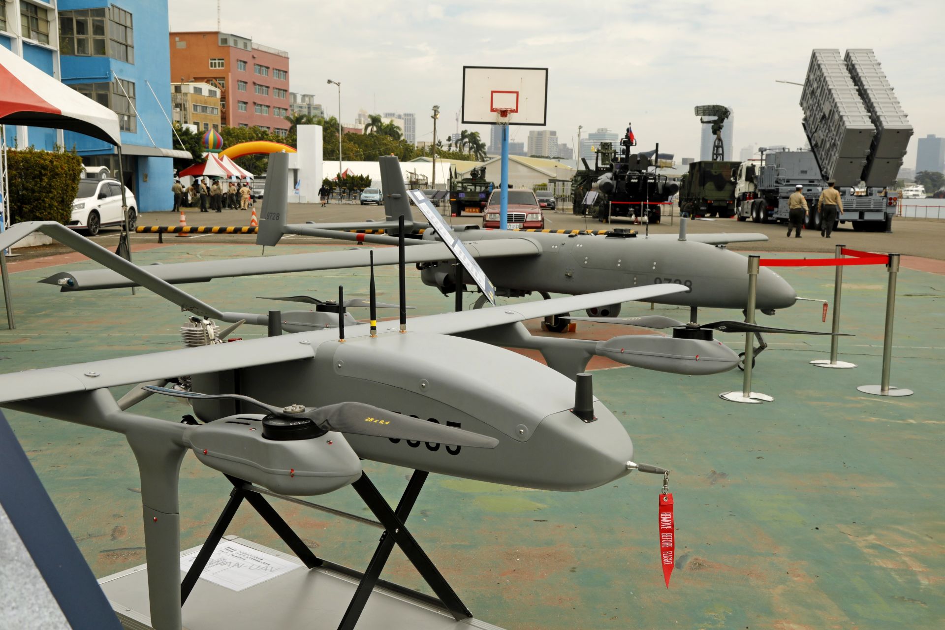 海軍高雄新濱營區將於22日舉行「民國114年國防知性之旅」活動，將展示銳鳶、陸用型、艦載型及監偵型等多型海軍現役無人機。（記者孫建屏攝）