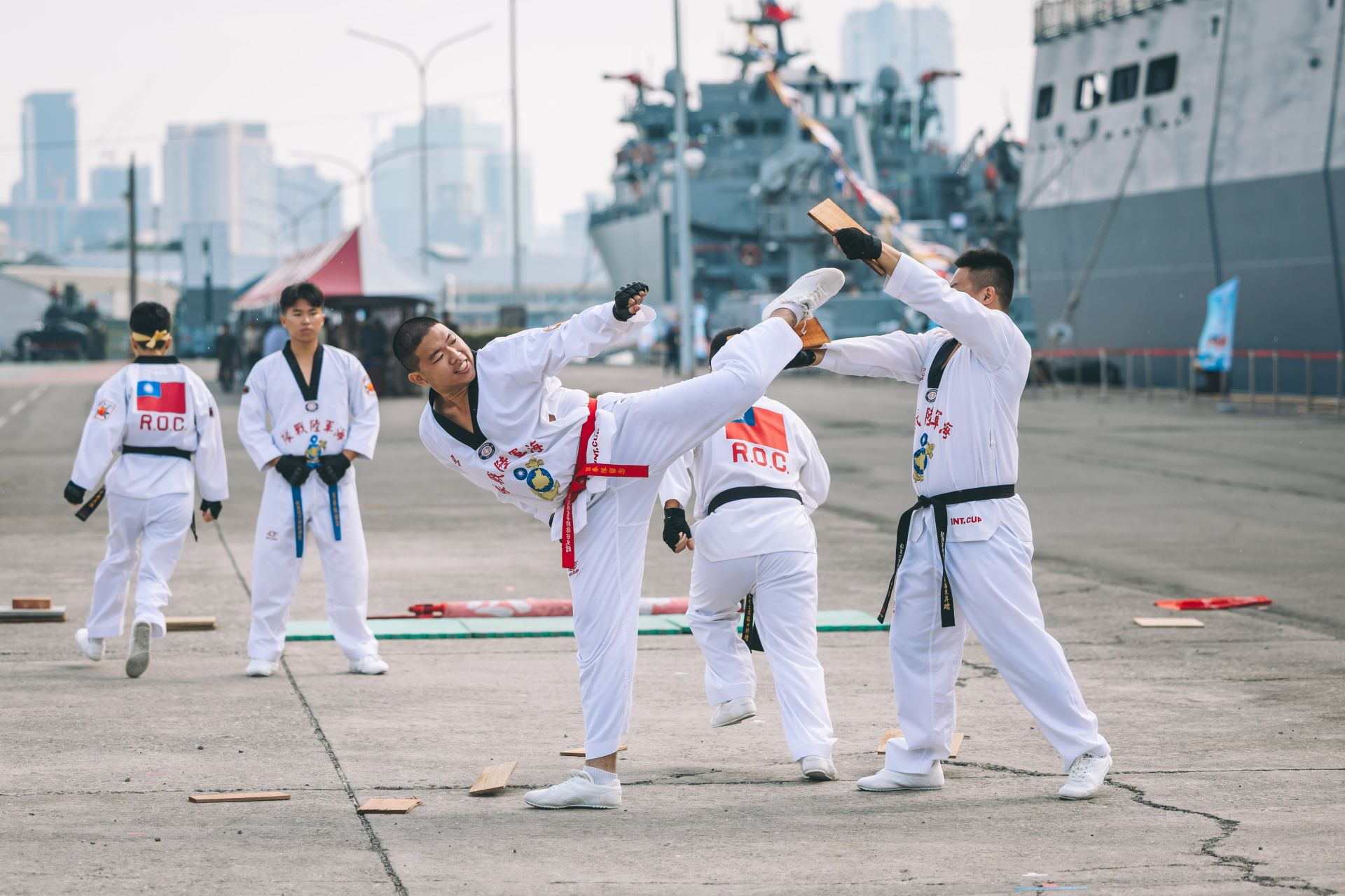 陸戰莒拳隊踢擊木板，展現勤訓精練成果。（記者陳彥陵攝）