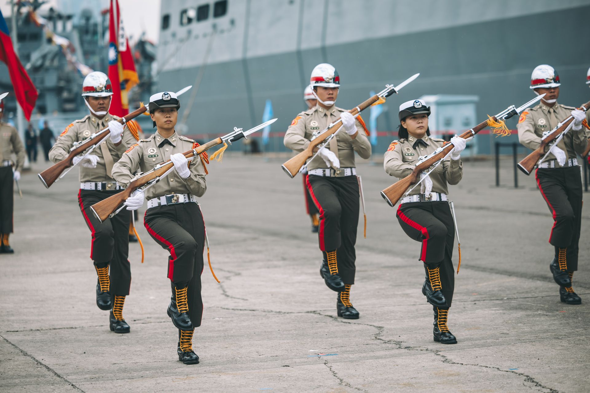 陸戰儀隊槍法精湛、動作整齊劃一，進佔雄渾剛健特質。（記者陳彥陵攝）