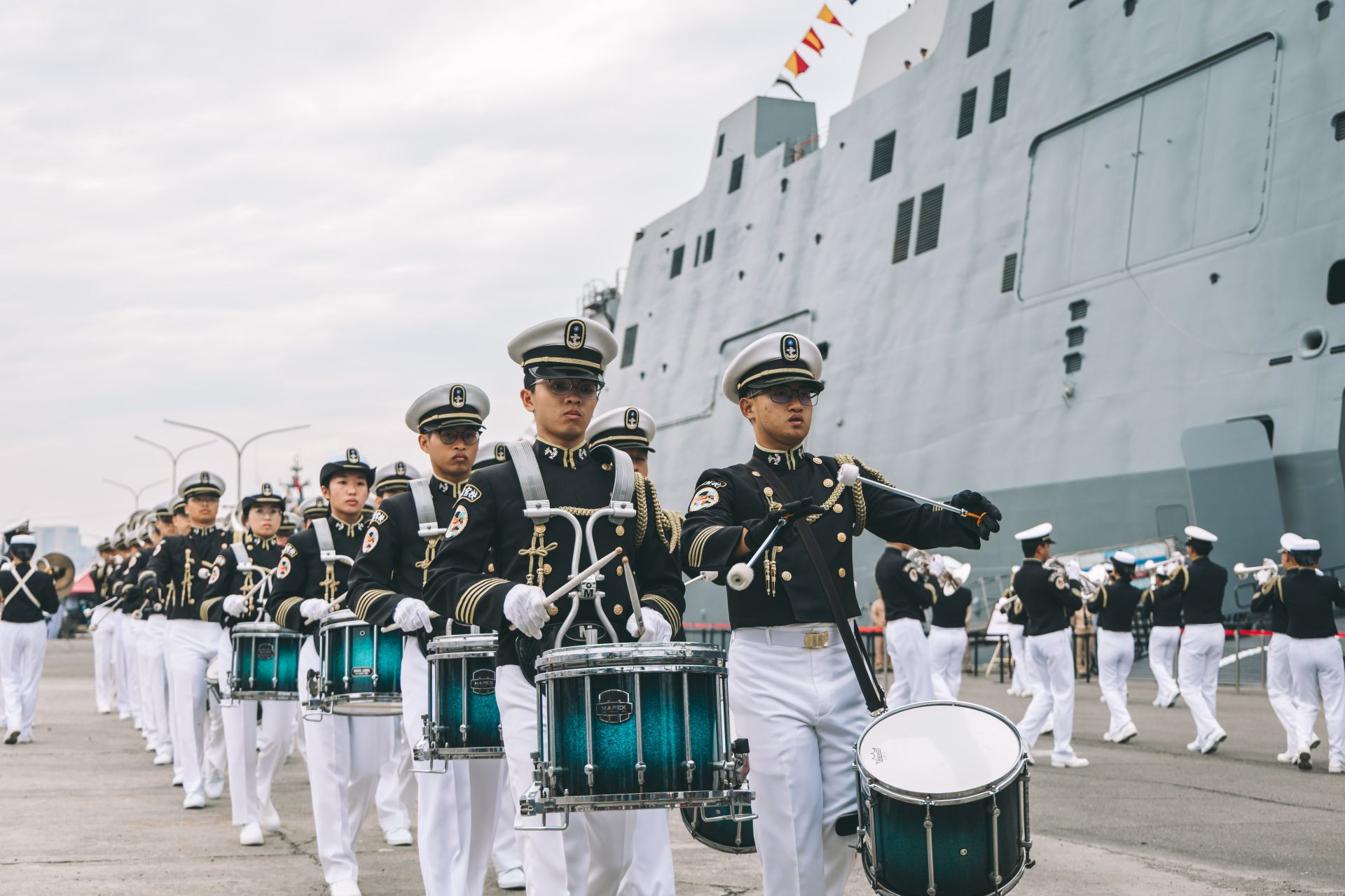 海軍官校鼓號樂隊演奏樂曲氣勢磅礡、展現官校生高昂士氣。（記者陳彥陵攝）