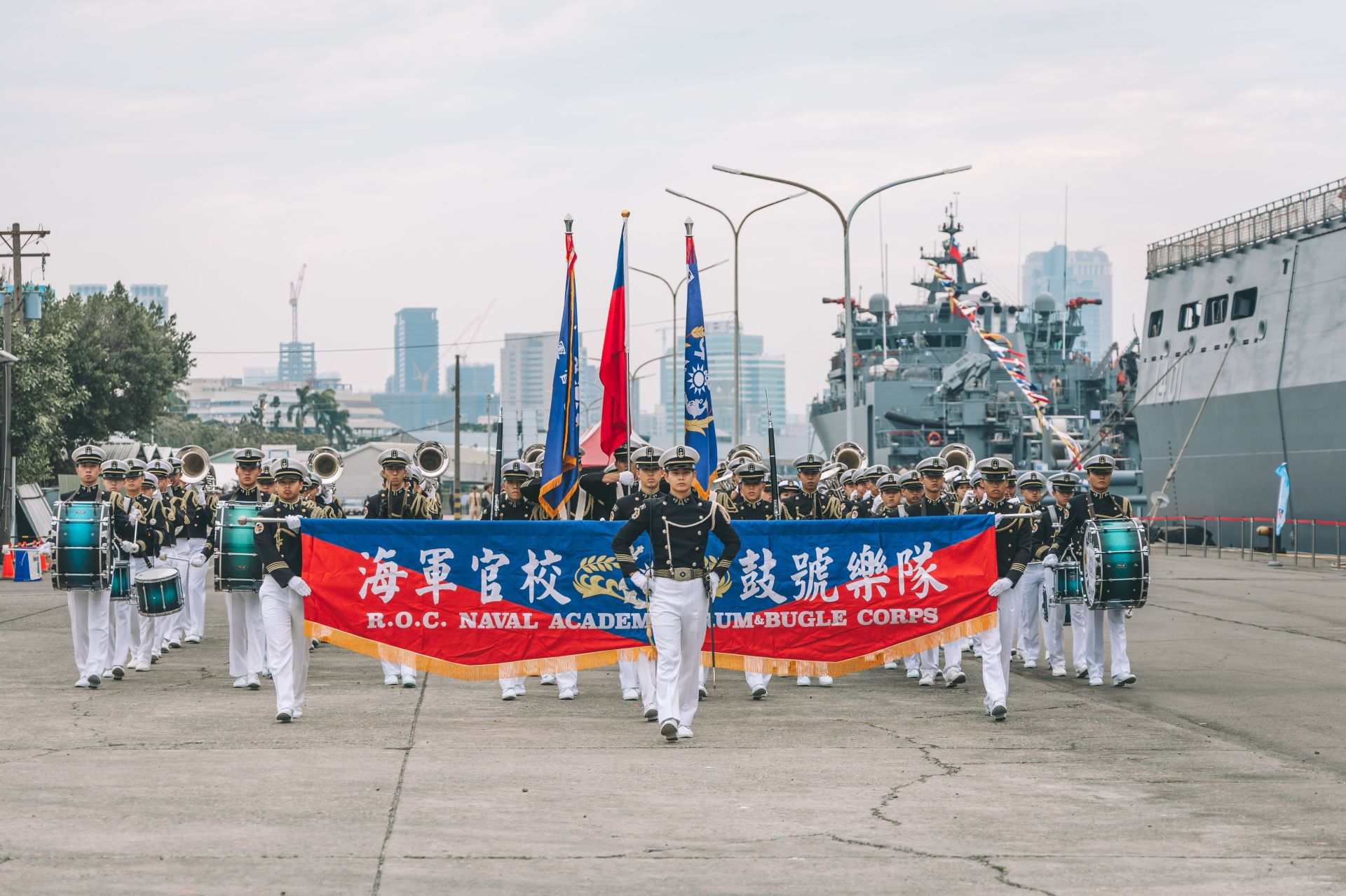 海軍官校鼓號樂隊演奏樂曲氣勢磅礡、展現官校生高昂士氣。（記者陳彥陵攝）