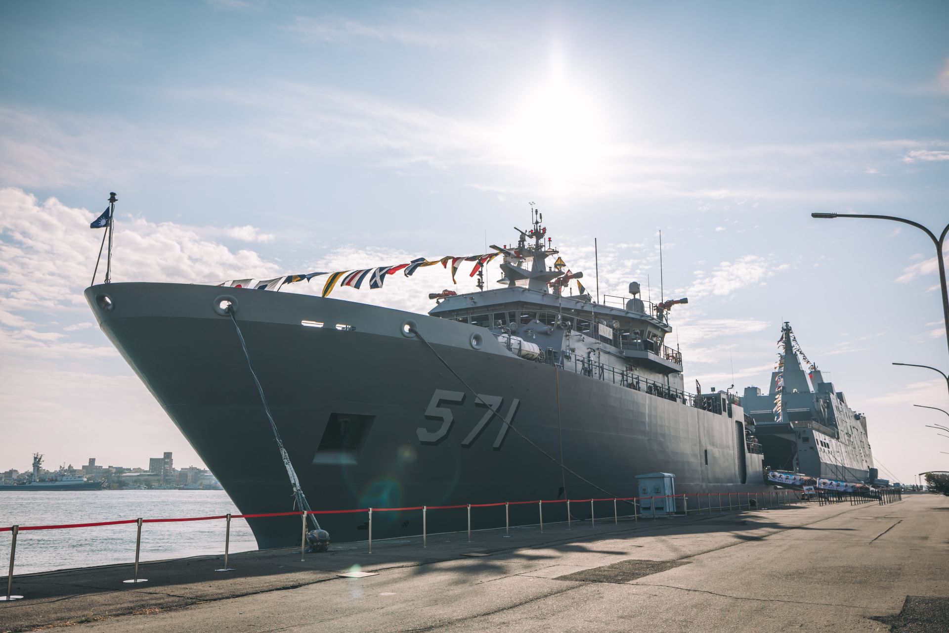 大武軍艦今年10月成軍後，首度對外放，民眾將可參觀主拖纜機、潛水鐘、減壓艙及駕駛臺等部位。（記者陳彥陵攝）