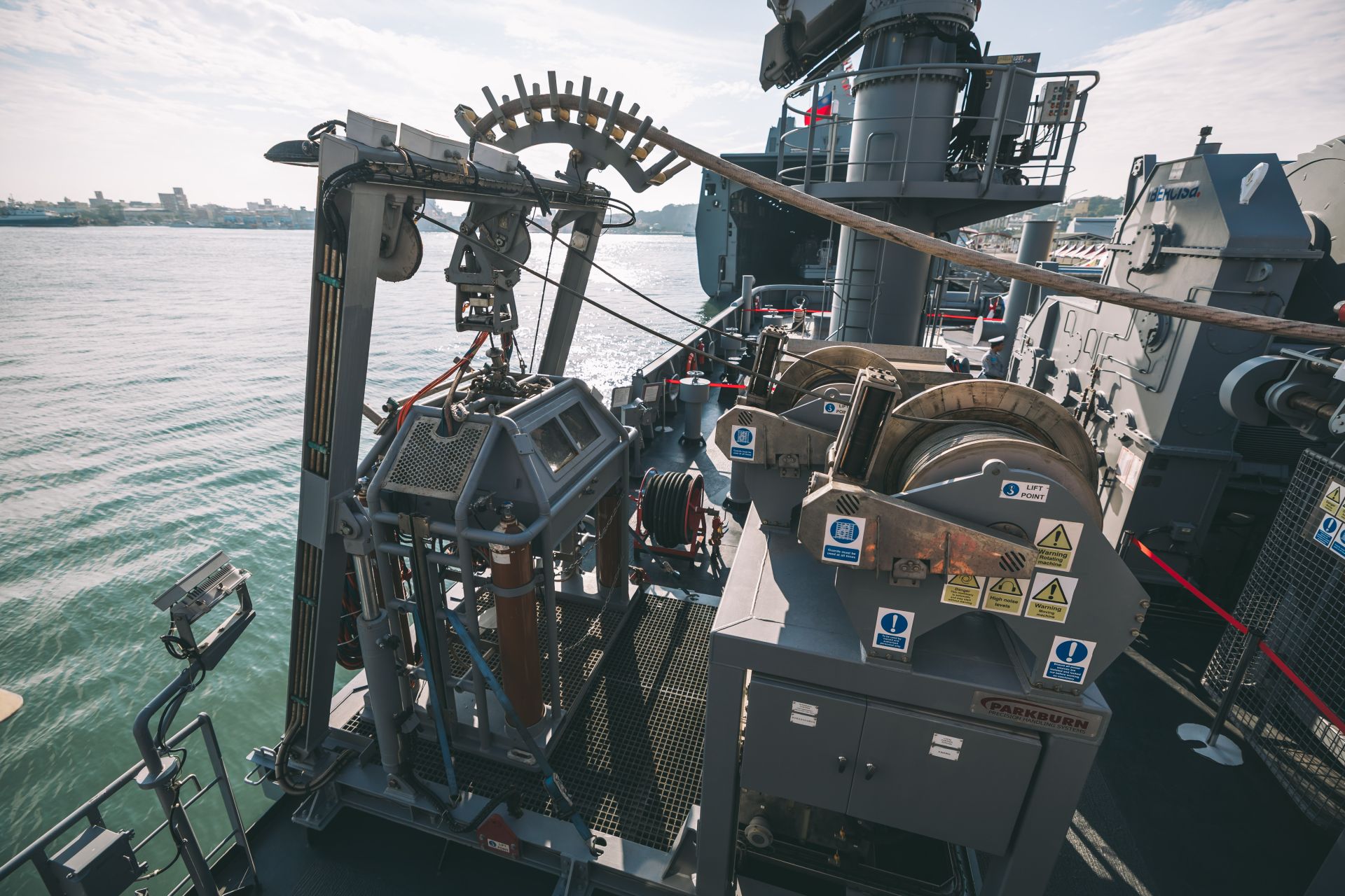 大武軍艦潛水鐘最大作業水深達100公尺，配合控制站、收放系統、熱水系統及減壓艙可安全達成潛水作業。（記者陳彥陵攝）