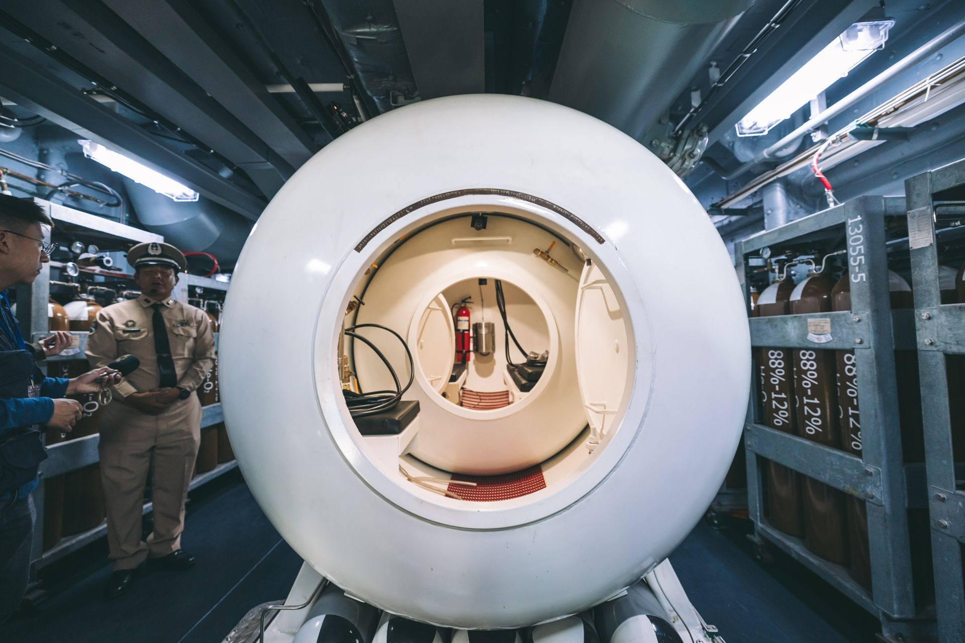 大武軍艦減壓艙可用於潛水員水面減壓及治療空氣栓塞。（記者陳彥陵攝）