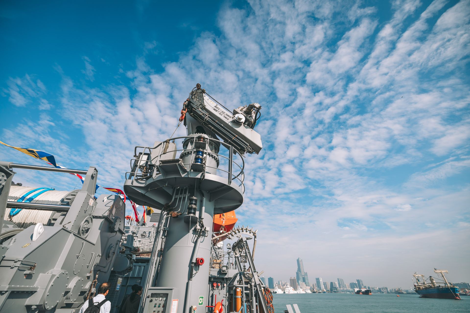 大武軍艦吊桿系統可負重達7噸，可遂行艦艇救難、拖帶、打撈等任務。（記者陳彥陵攝）