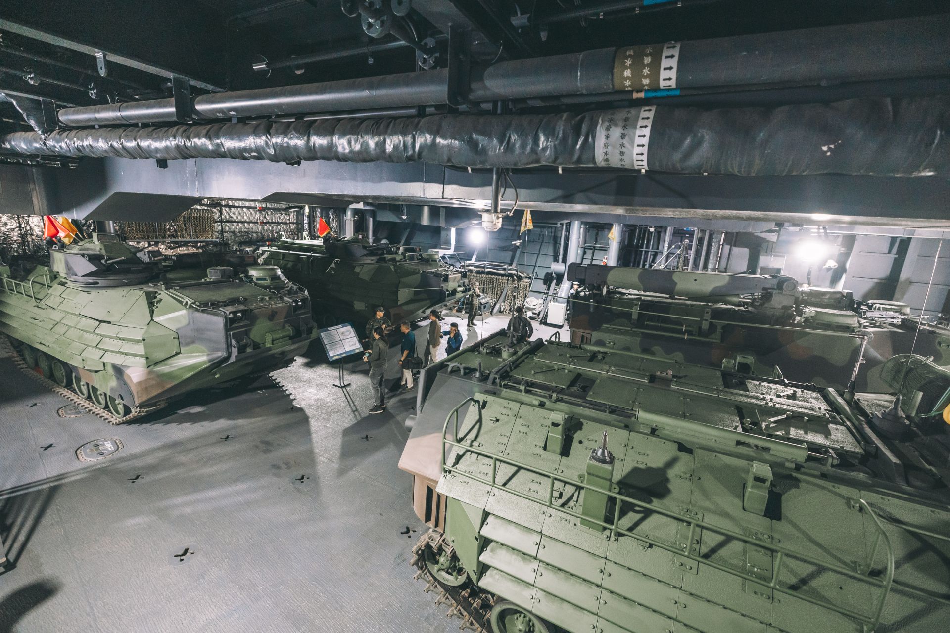 玉山軍艦乾區陳展４輛AAV7兩棲運輸車、掃雷車、救濟車及指揮車。（記者陳彥陵攝）