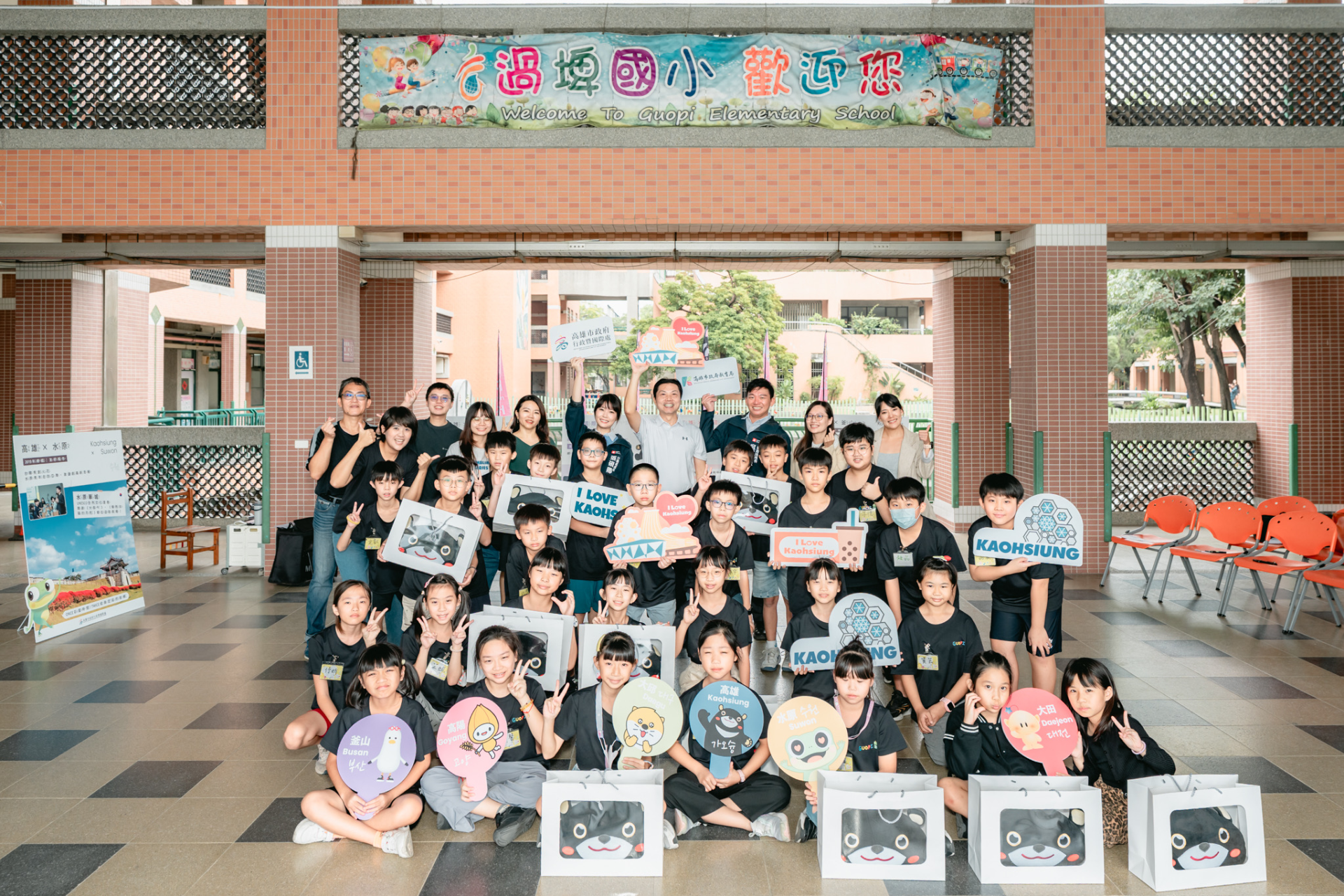 高雄市教育局長吳立森及行政暨國際處長張硯卿親自參與過埤國小學韓國文化體驗課程，與學生一同在趣味中培養國際視野。(高雄市教育局提供)