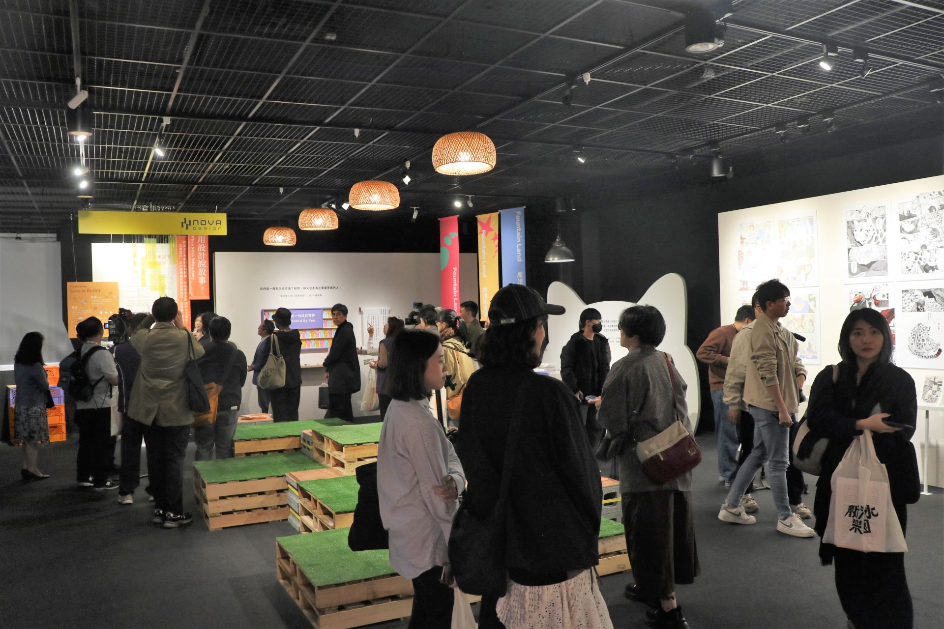 「新活水樂園」特展以展覽形式實體化雜誌內容，精選歷期封面故事與固定專欄。（記者劉昕翊攝）