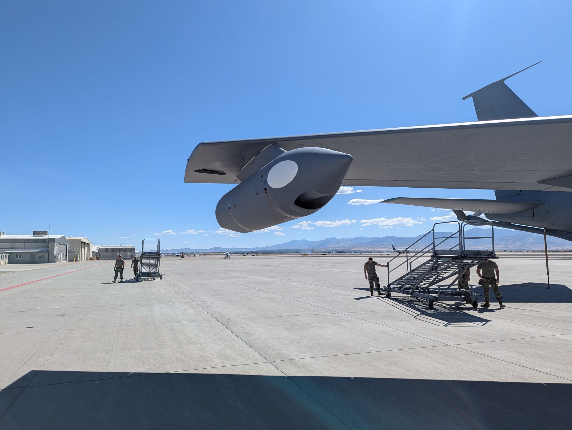 KC-135翼端掛載新型通訊莢艙，可整合多種資料鏈，協助戰區友軍即時更新戰情。（取自第151聯隊網站）