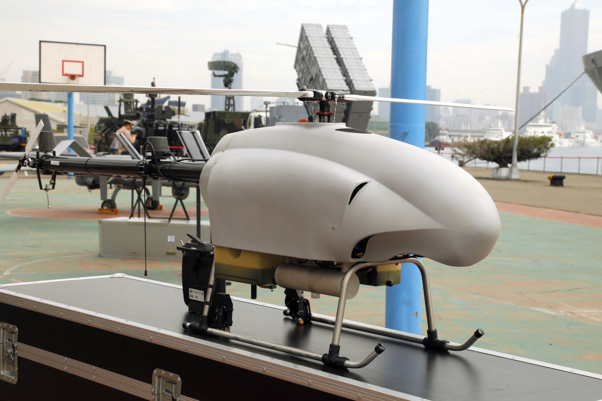 艦載型無人機具備夜間操作能力，有助於海面作戰艦艇進行海域和戰場覺知。（記者孫建屏攝）