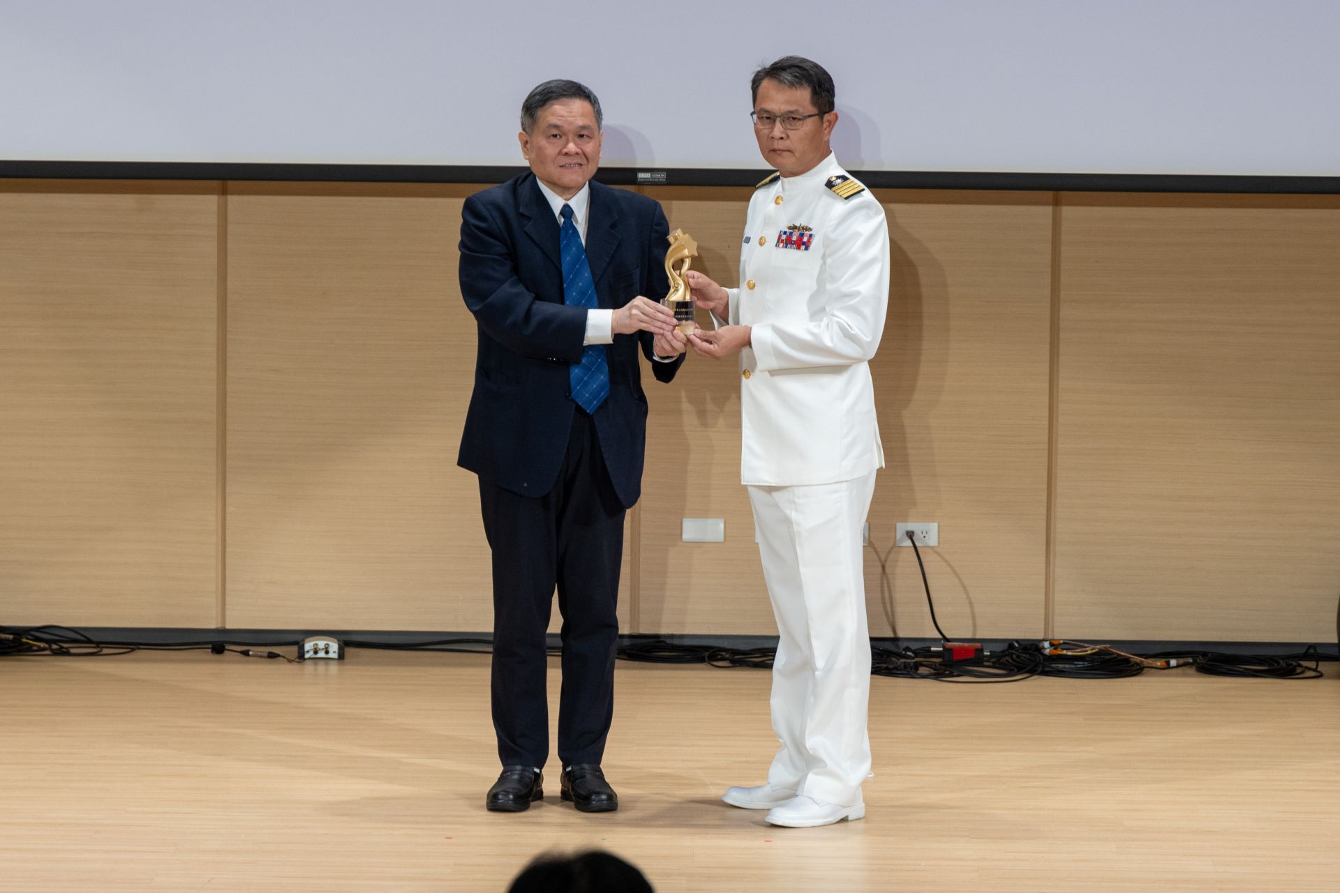 海軍馬支部榮獲職業安全衛生優良單位五星獎，由指揮官吳上校代表受獎。（記者劉宸瑋攝）