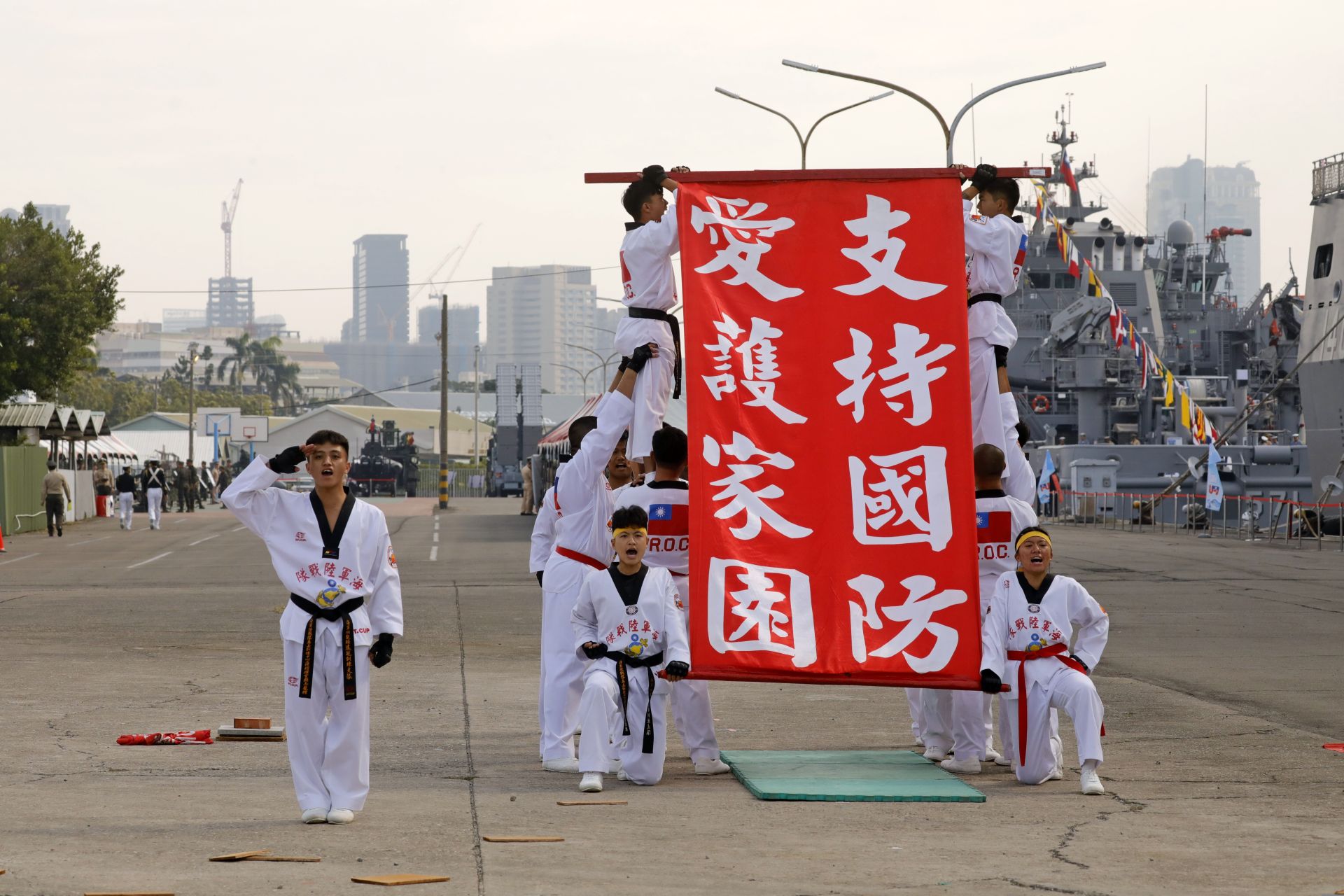 海軍「114年國防知性之旅」將於明日登場，國防部昨日舉辦「國防知性之旅－全民挺國FUN」媒體邀訪活動，向國內、外媒體朋友介紹活動亮點，透過媒體鏡頭搶「鮮」開箱多元裝備與各項展演，包括玉山軍艦、首次開放登艦的大武軍艦和AAV7A1掃雷車等武器裝備，展現海軍堅實的國防自主量能與建軍備戰成果。（記者孫建屏攝）