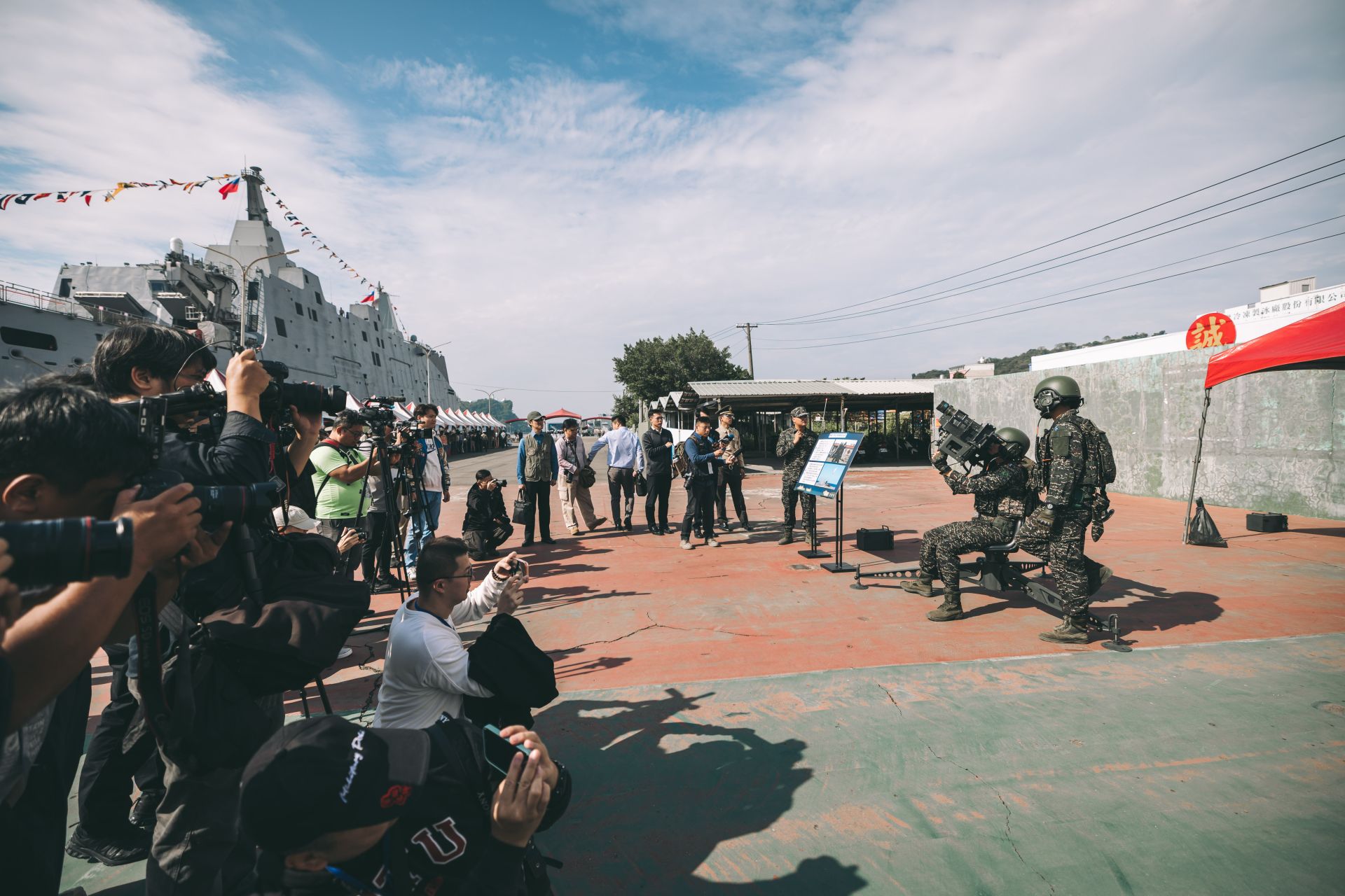 國防部辦理媒體邀訪，透過媒體鏡頭搶「鮮」開箱各項裝備及展演。（記者陳彥陵攝）