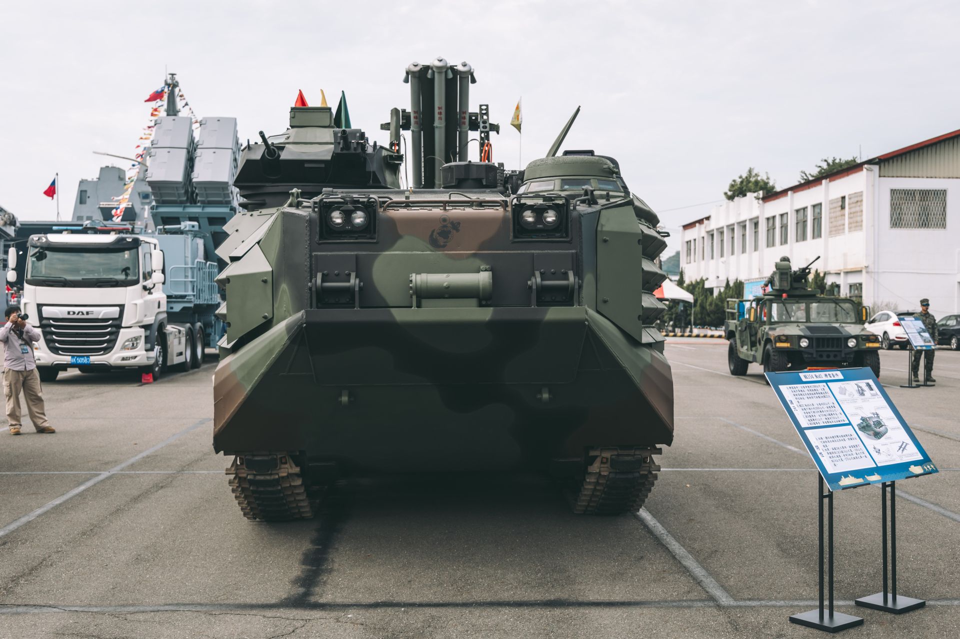 AAV7A1掃雷車擔任兩棲突擊任務破障先鋒，可有效排除淺水域近岸地雷及障礙物。（記者陳彥陵攝）